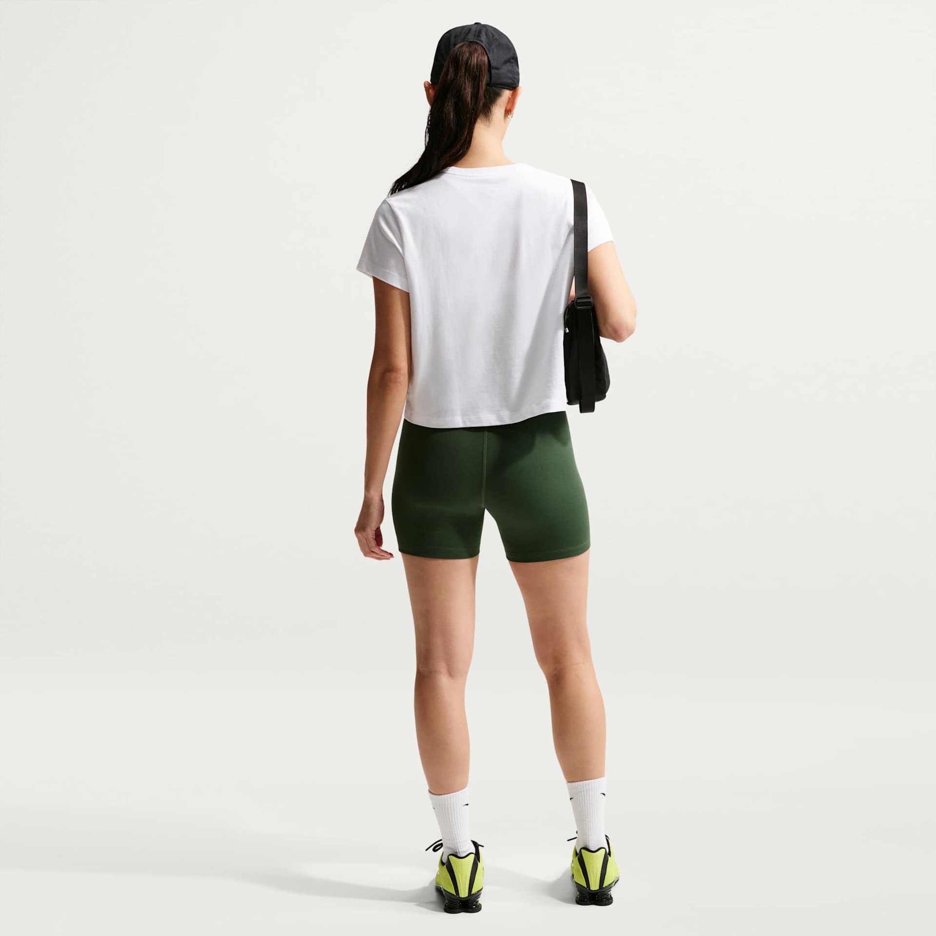 Camiseta Nike Sportswear Club Heritage Feminina - Foto 5