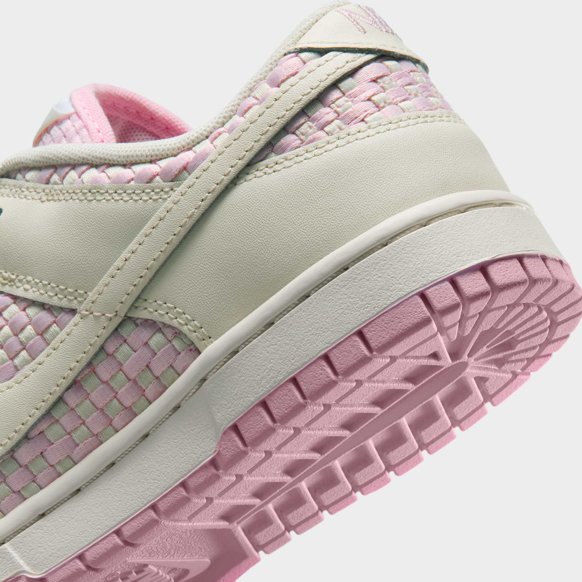Tênis Nike Dunk Low Woven Feminino - Foto 8