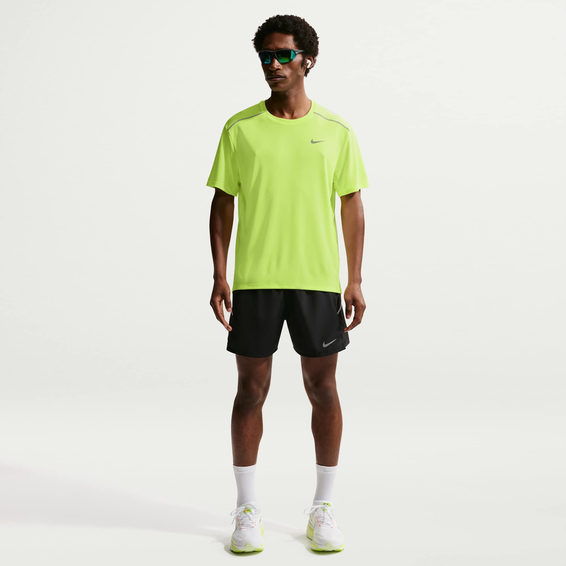 Camiseta Dri-FIT Nike UV Miler Masculina - Foto 4