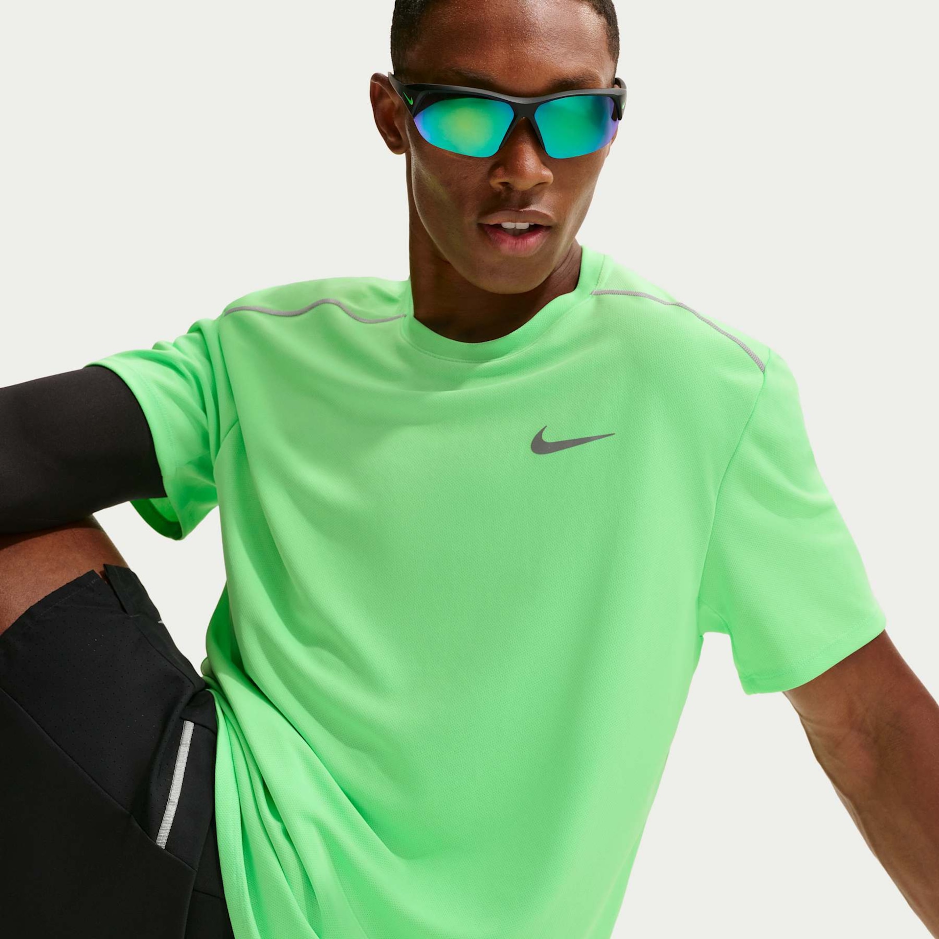 Camiseta Dri-FIT Nike UV Miler Masculina - Foto 3