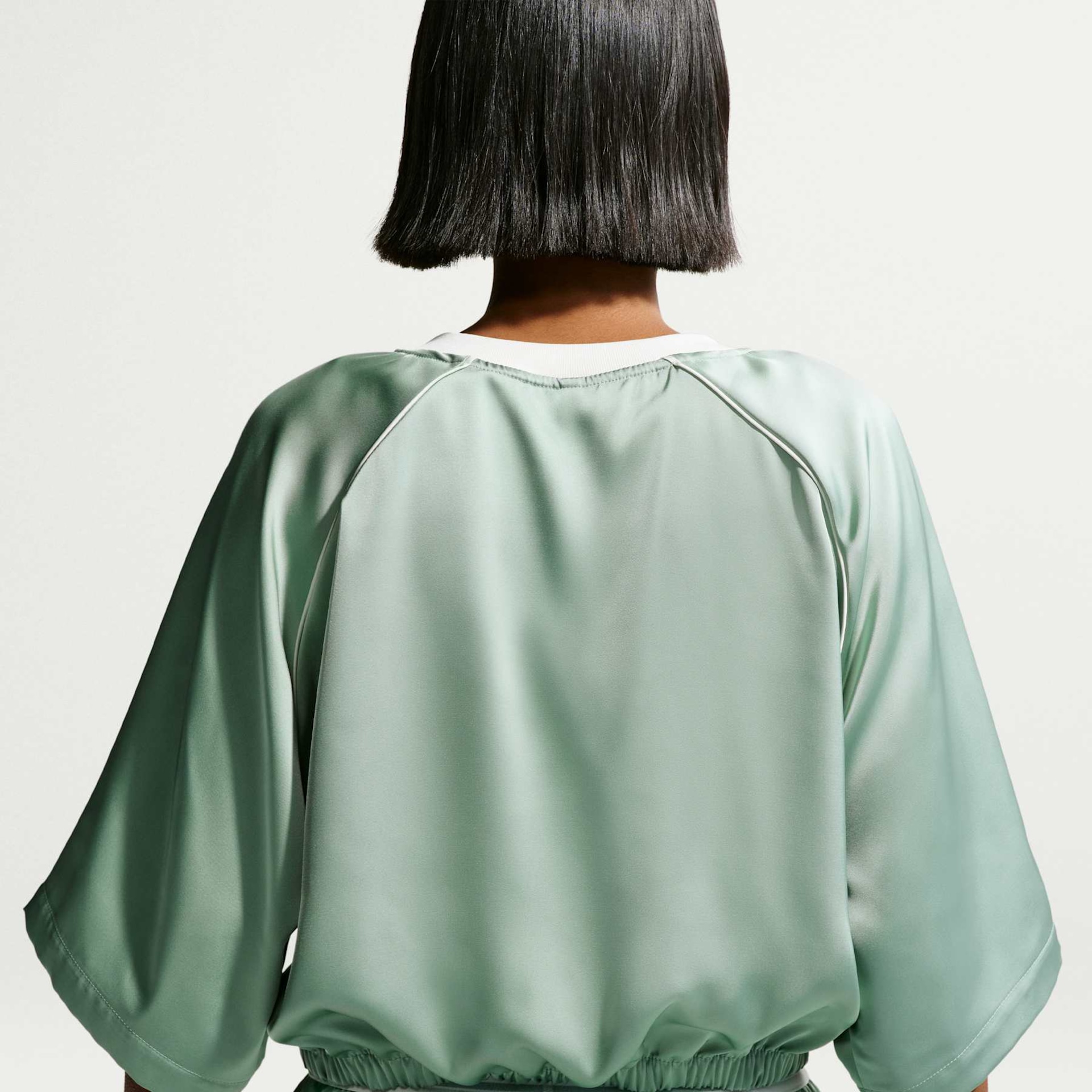 Camiseta Nike Sportswear Woven Feminina - Foto 2