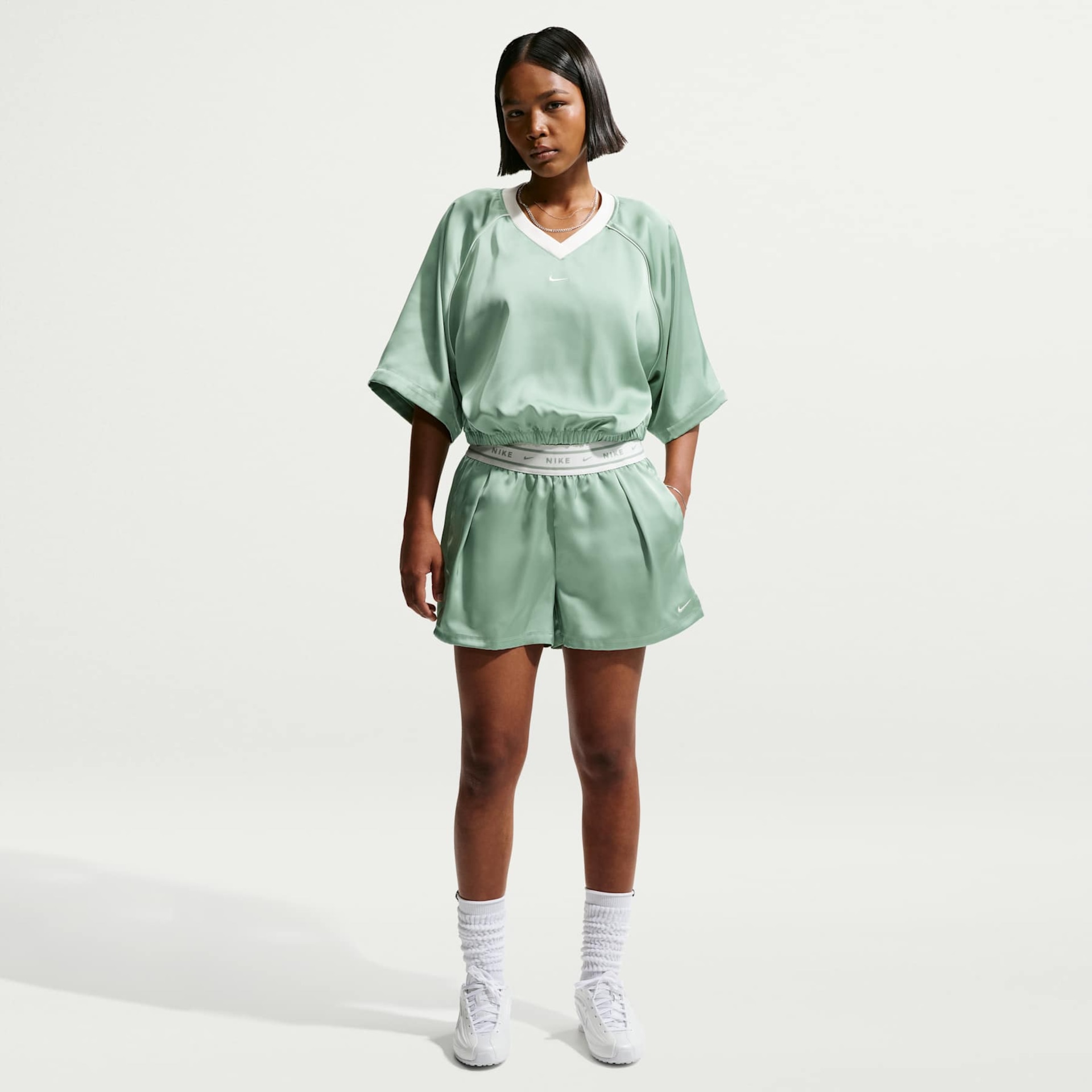 Camiseta Nike Sportswear Woven Feminina - Foto 4