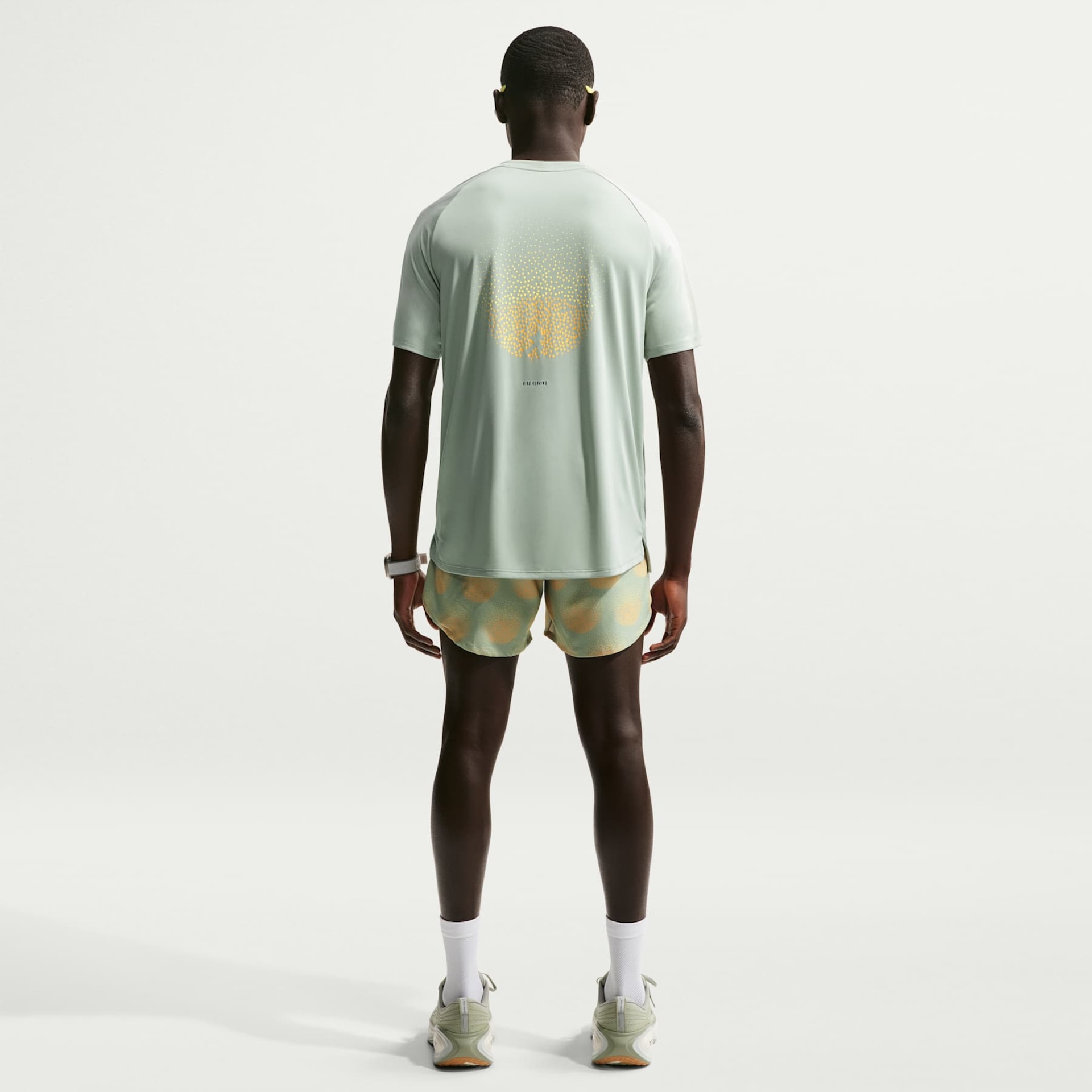 Camiseta Dri-FIT Nike Stride ADV Distance Dreams Masculina - Foto 5