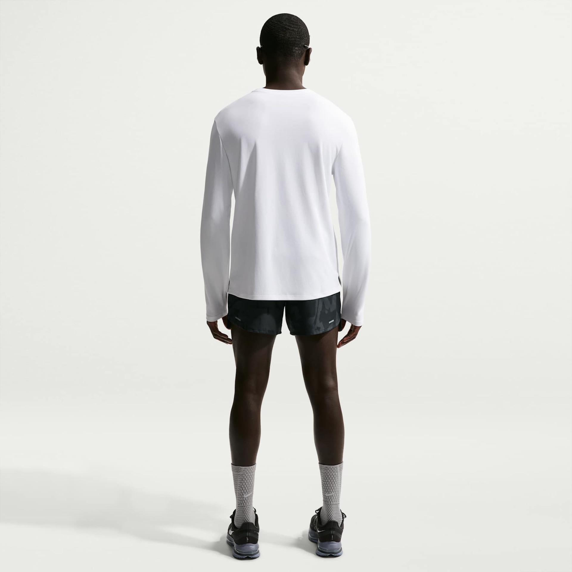 Camiseta Dri-FIT Nike Manga Longa UV Miler Masculina - Foto 5