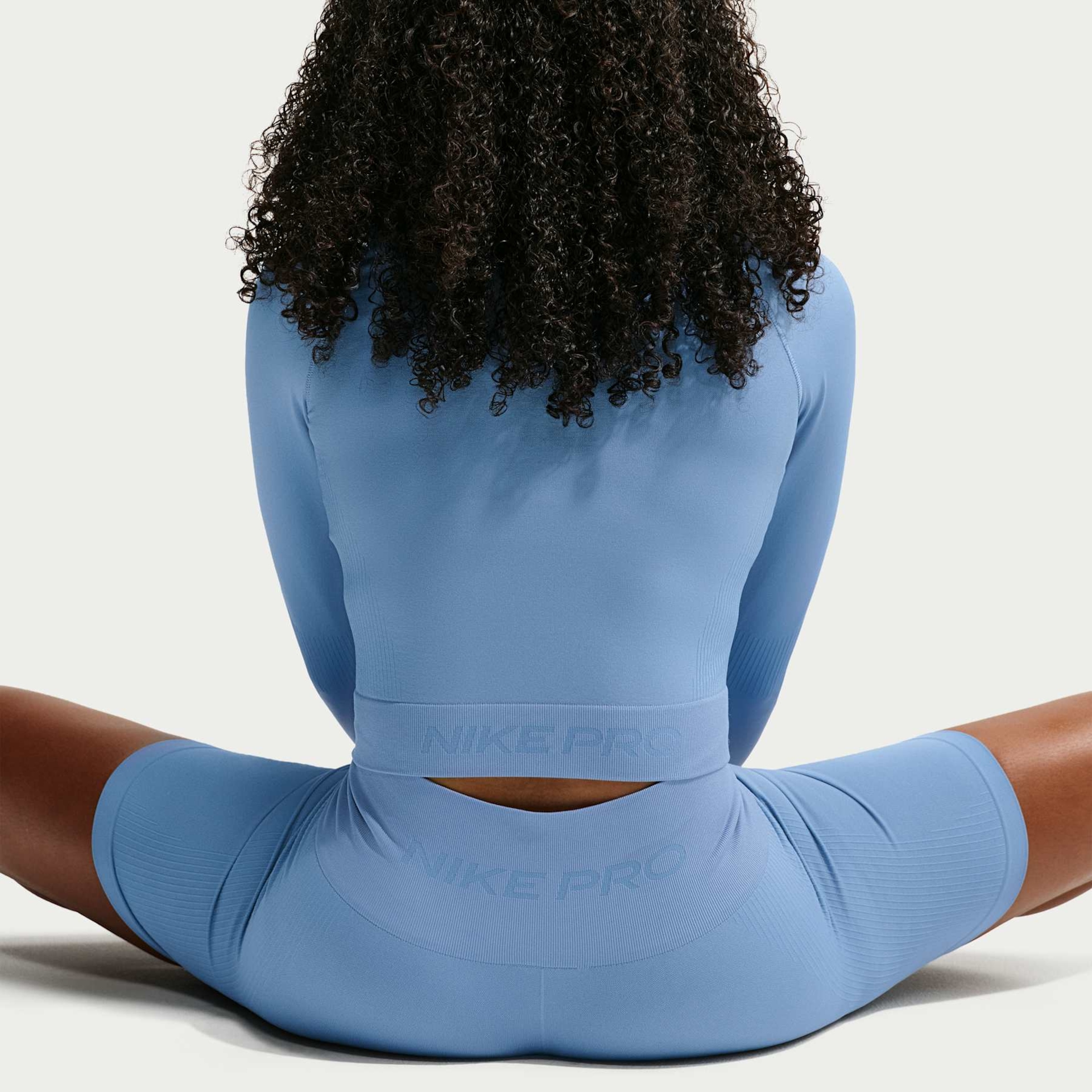 Jaqueta Dri-FIT Nike Pro Slim Feminina - Foto 2