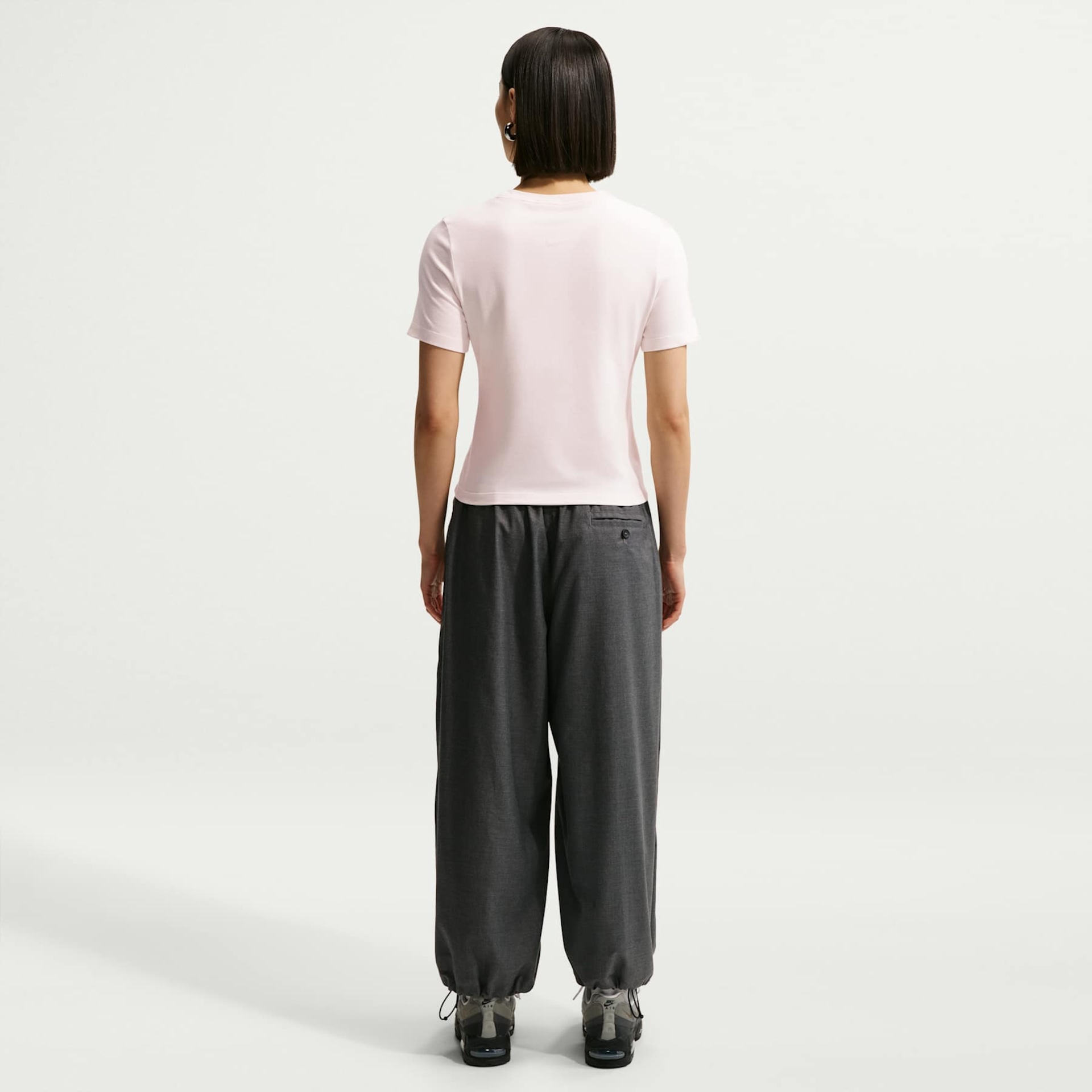 Camiseta Nike Sportswear Logo Feminina - Foto 5