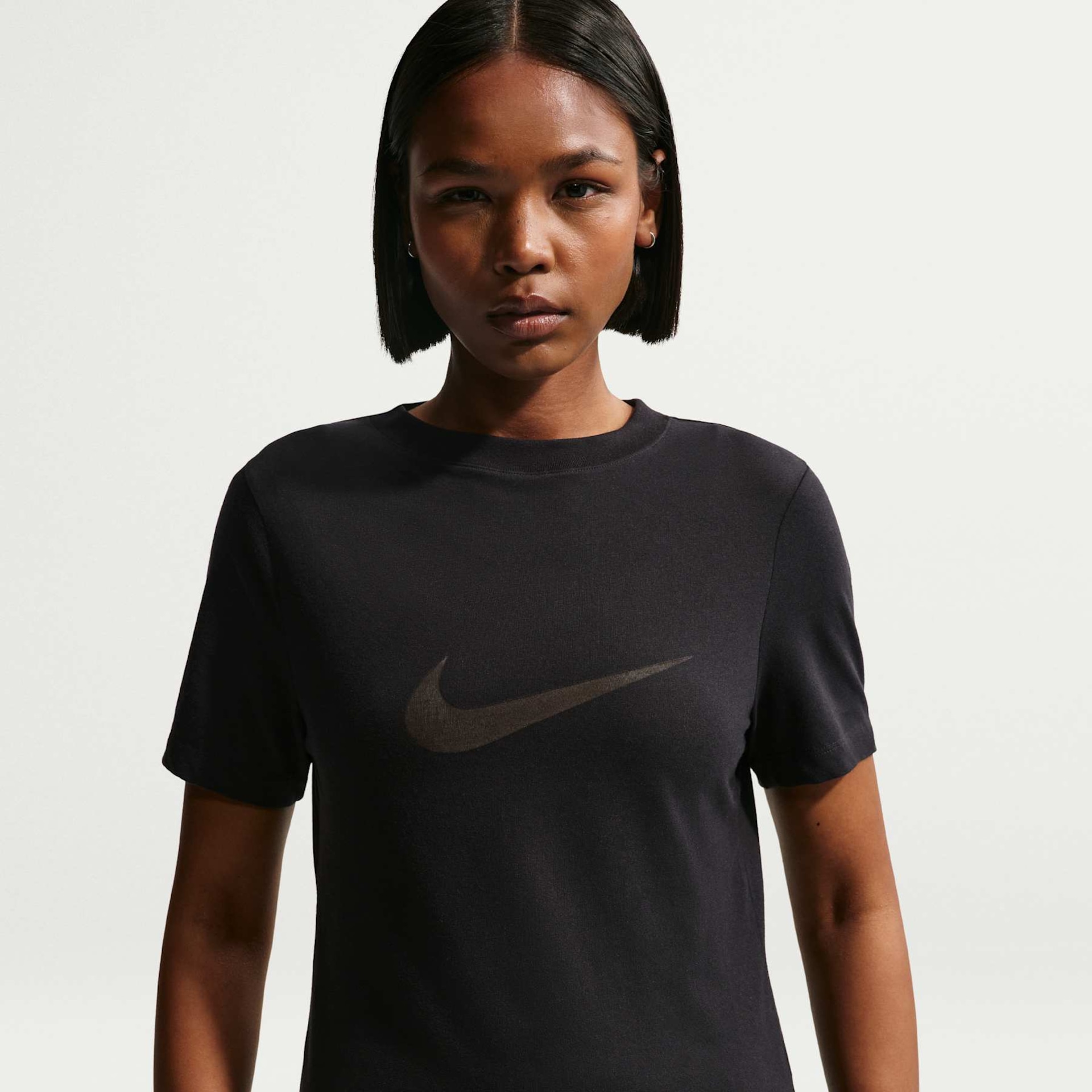 Camiseta Nike Sportswear Logo Feminina - Foto 1