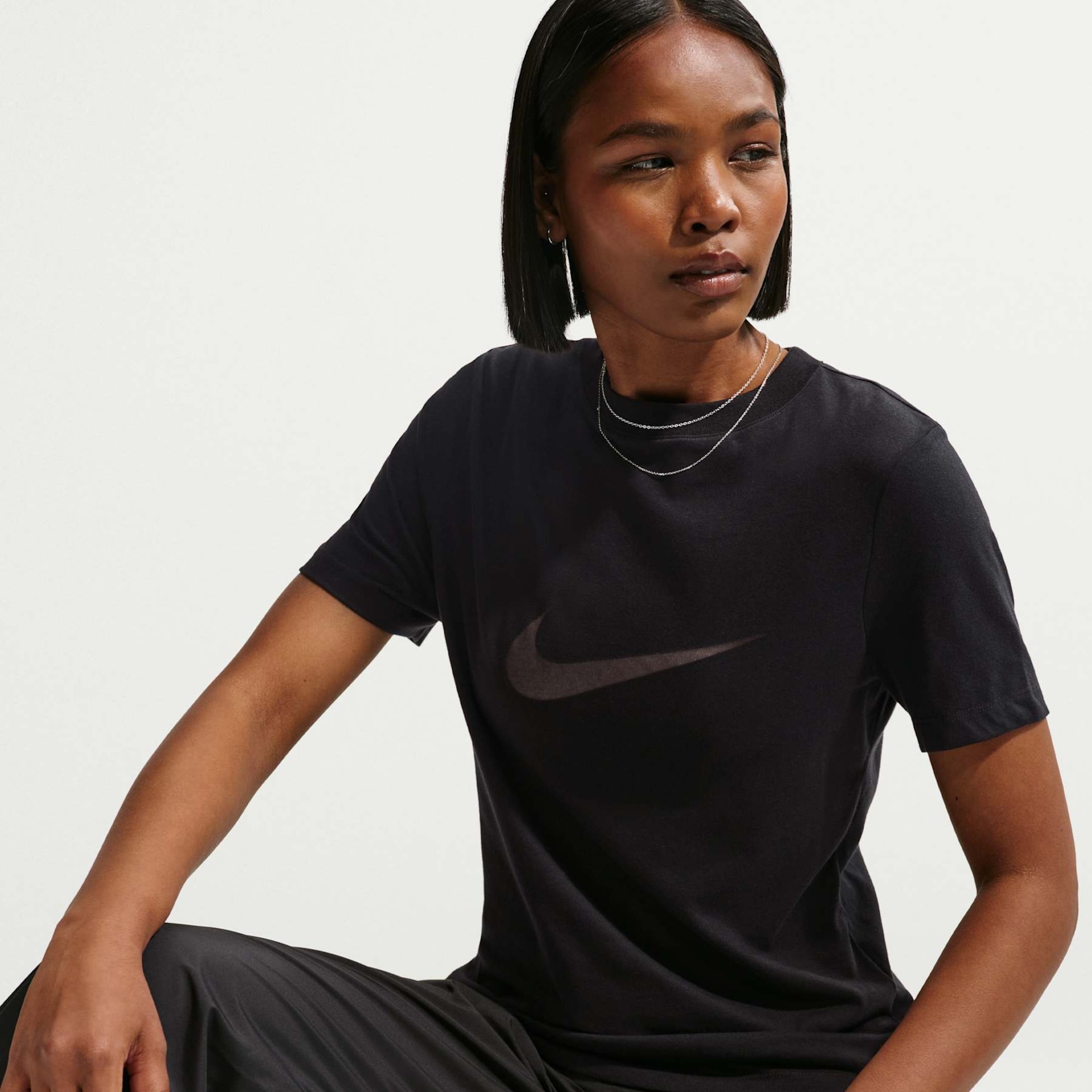 Camiseta Nike Sportswear Logo Feminina - Foto 3