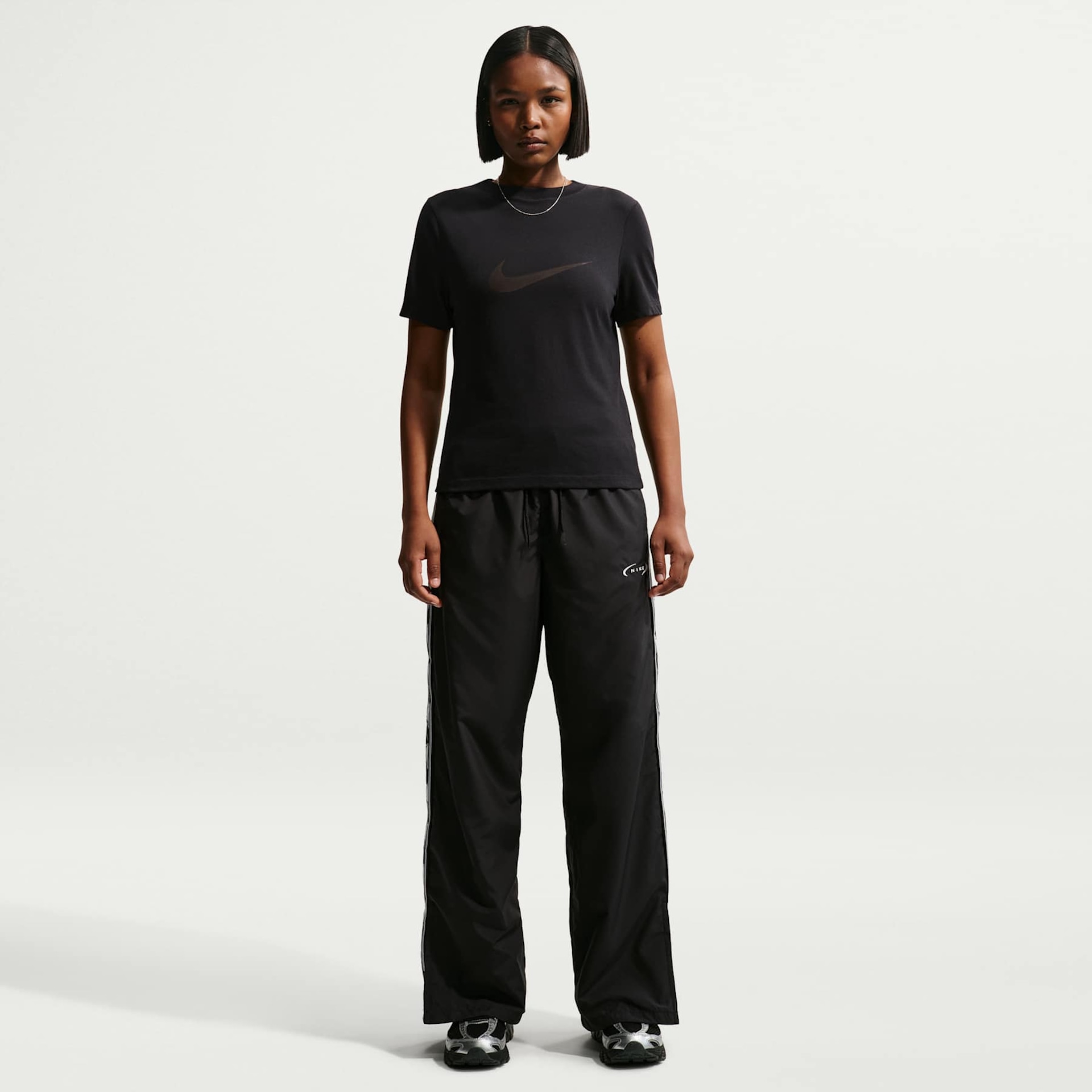 Camiseta Nike Sportswear Logo Feminina - Foto 4