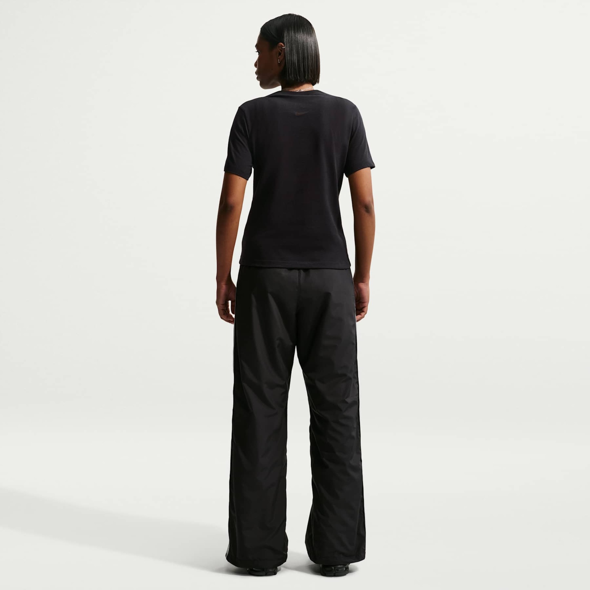 Camiseta Nike Sportswear Logo Feminina - Foto 5