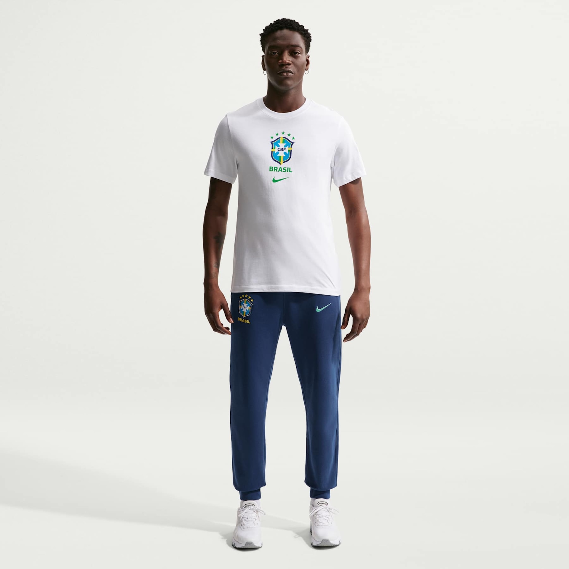 Calça Brasil Nike Club French Terry Masculina - Foto 2