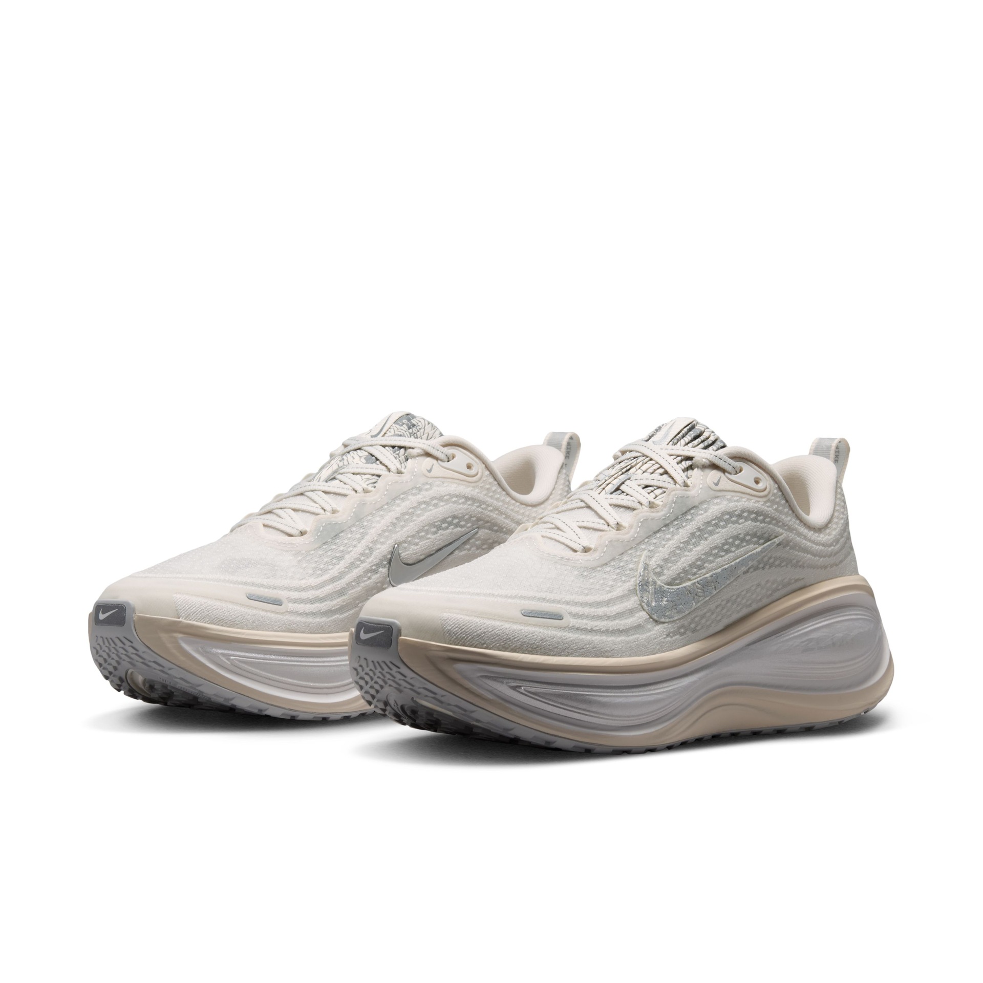 Tênis Nike Vomero Plus SE Feminino - Foto 11