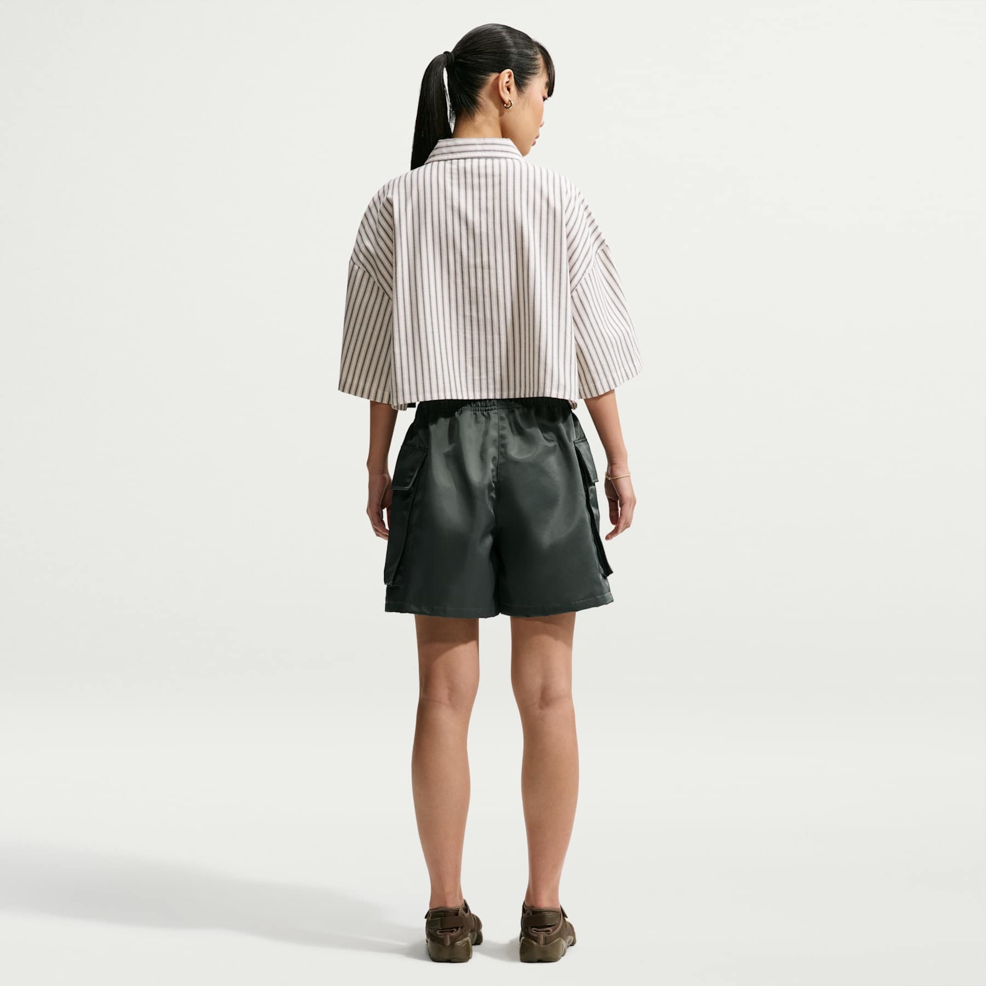 Shorts Nike Satin Cargo Feminino - Foto 5