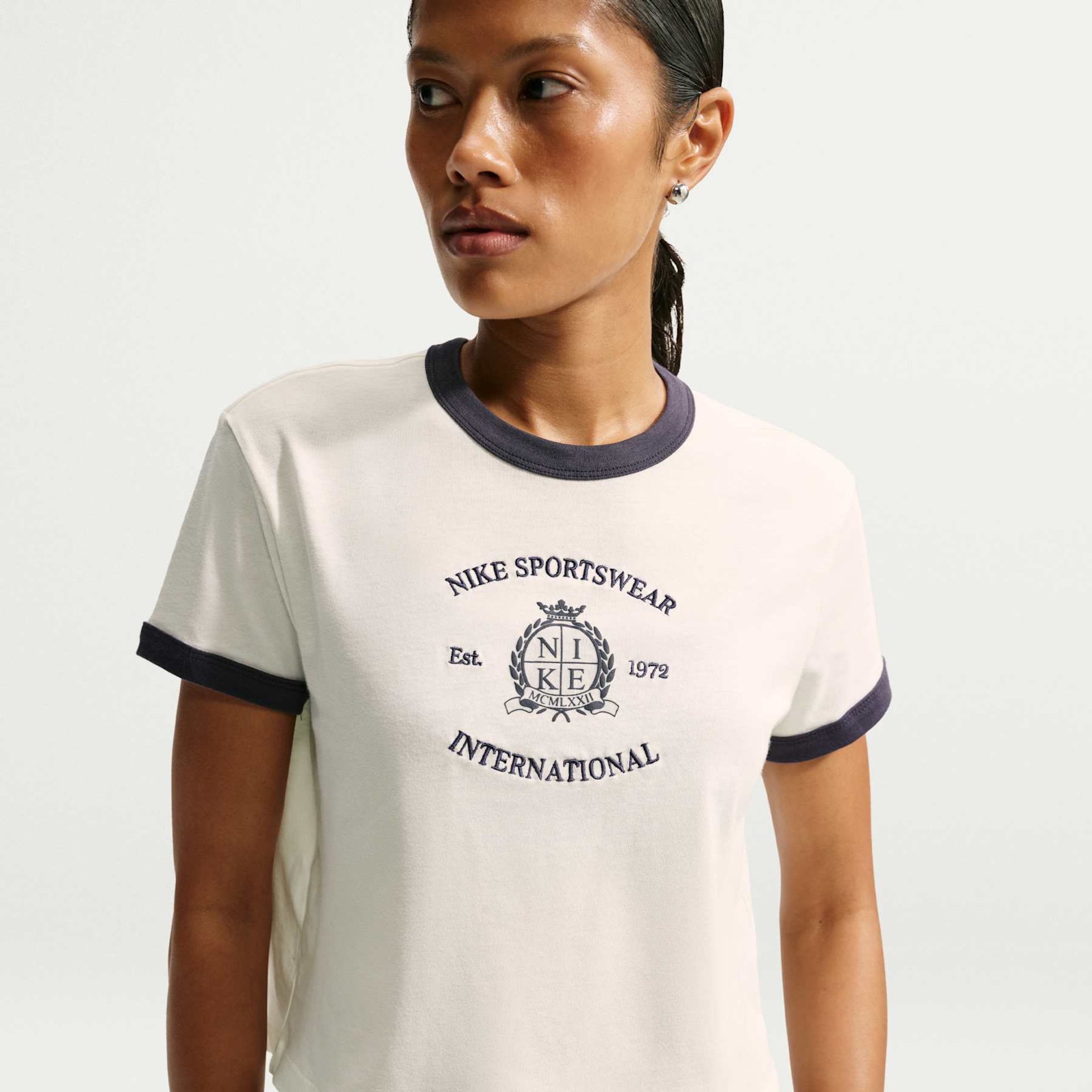 Imagem principal de Camiseta Nike Sportswear Club Ringer 28 Feminina