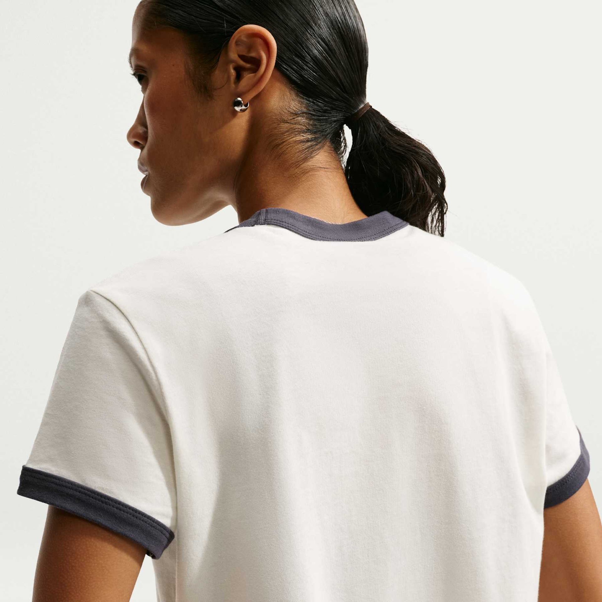 Camiseta Nike Sportswear Club Ringer 28 Feminina - Foto 2