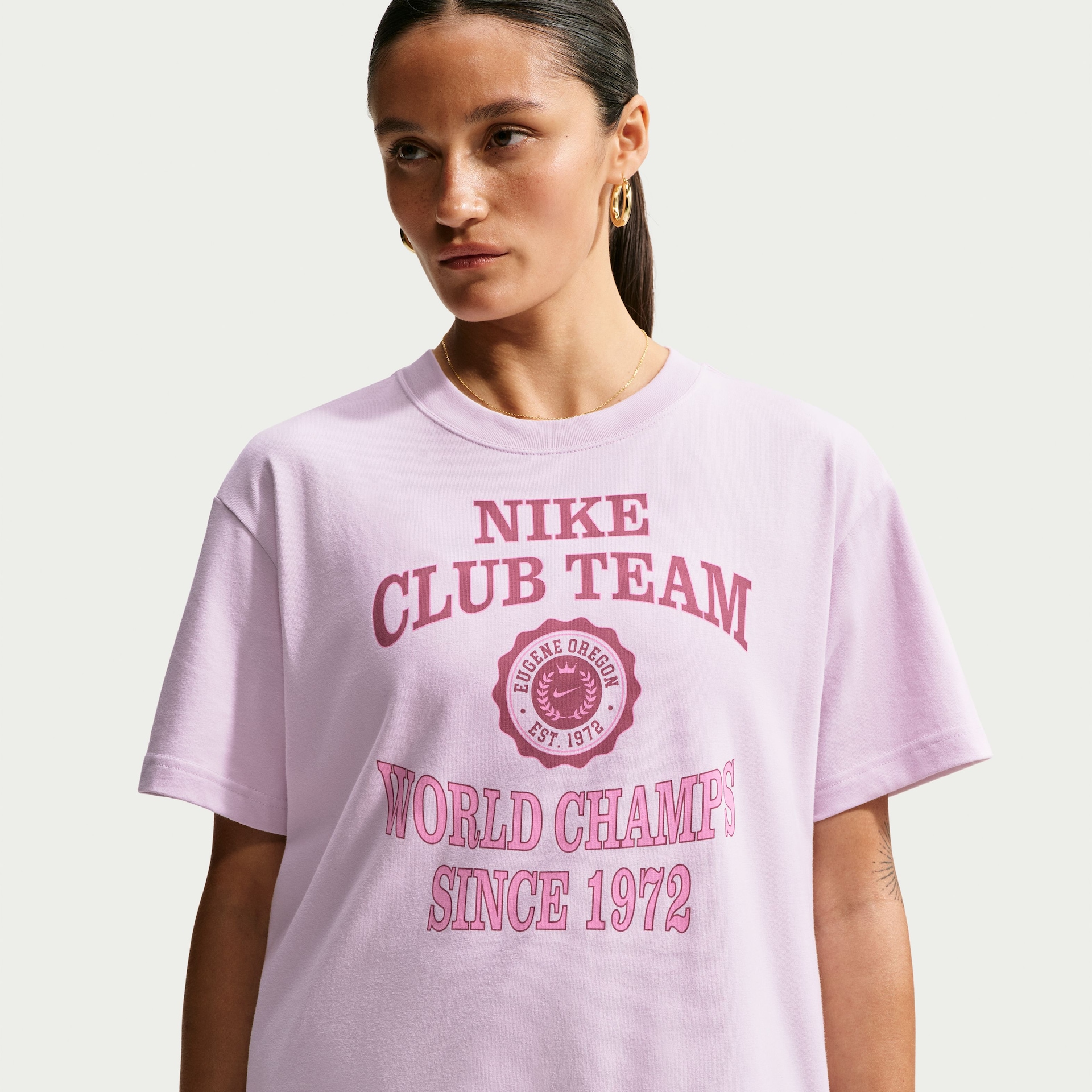 Camiseta Nike Sportswear Classic Boyfriend Champ Feminina - Foto 1