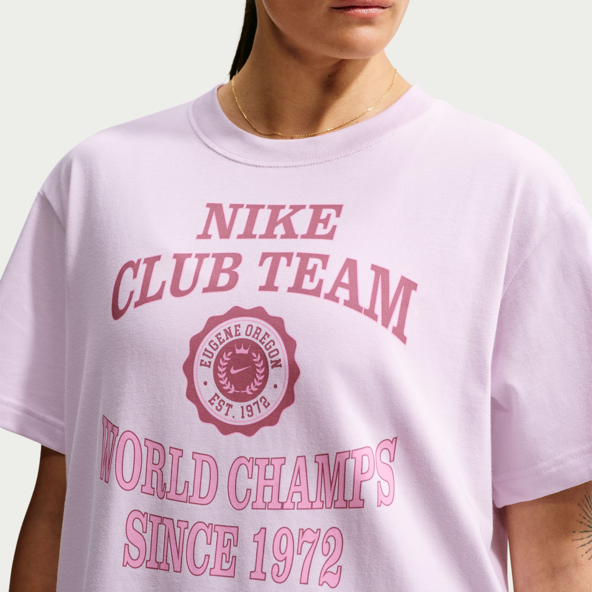 Camiseta Nike Sportswear Classic Boyfriend Champ Feminina - Foto 2