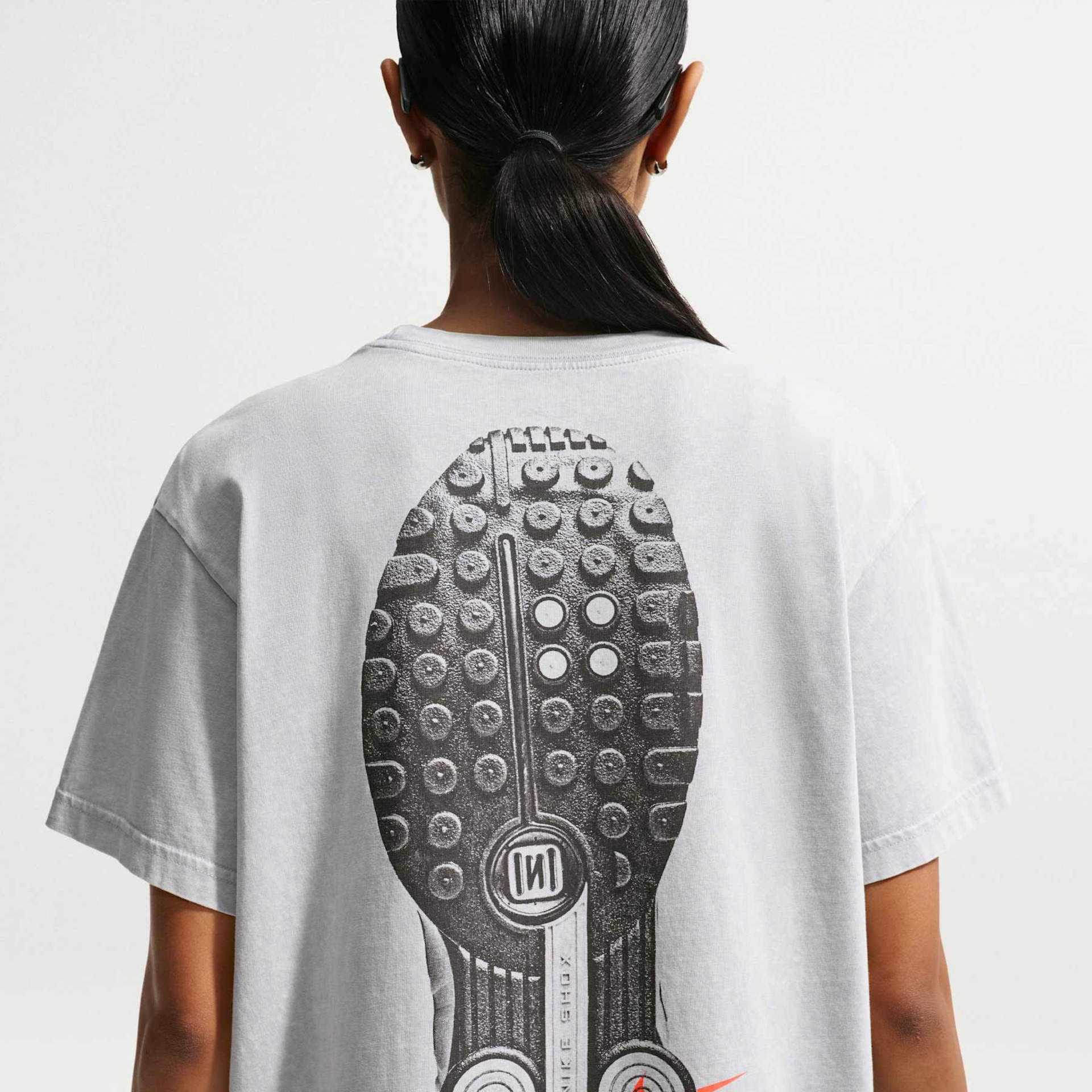 Camiseta Nike Sportswear Classic Shox Feminina - Foto 2