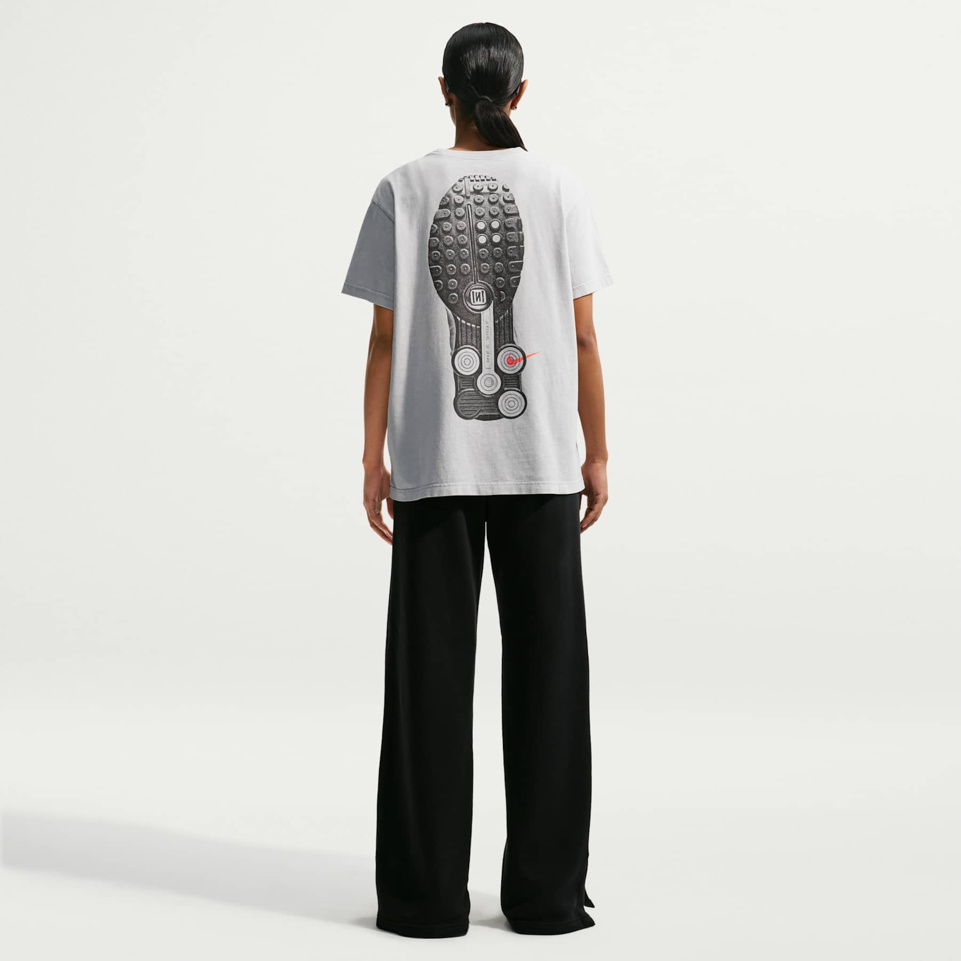 Camiseta Nike Sportswear Classic Shox Feminina - Foto 5