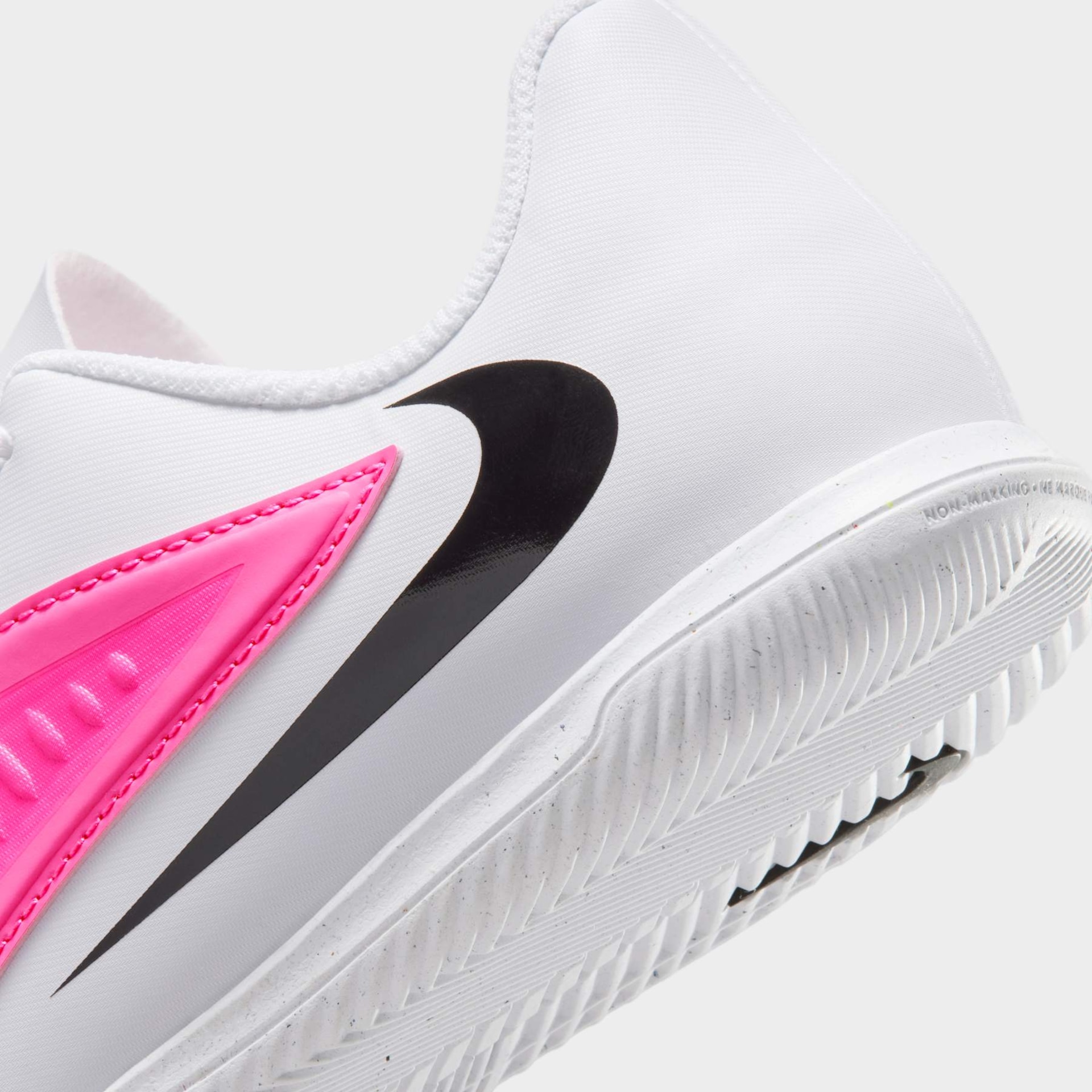 Chuteira Futsal Nike Phantom 6 Club Low Infantil - Foto 8
