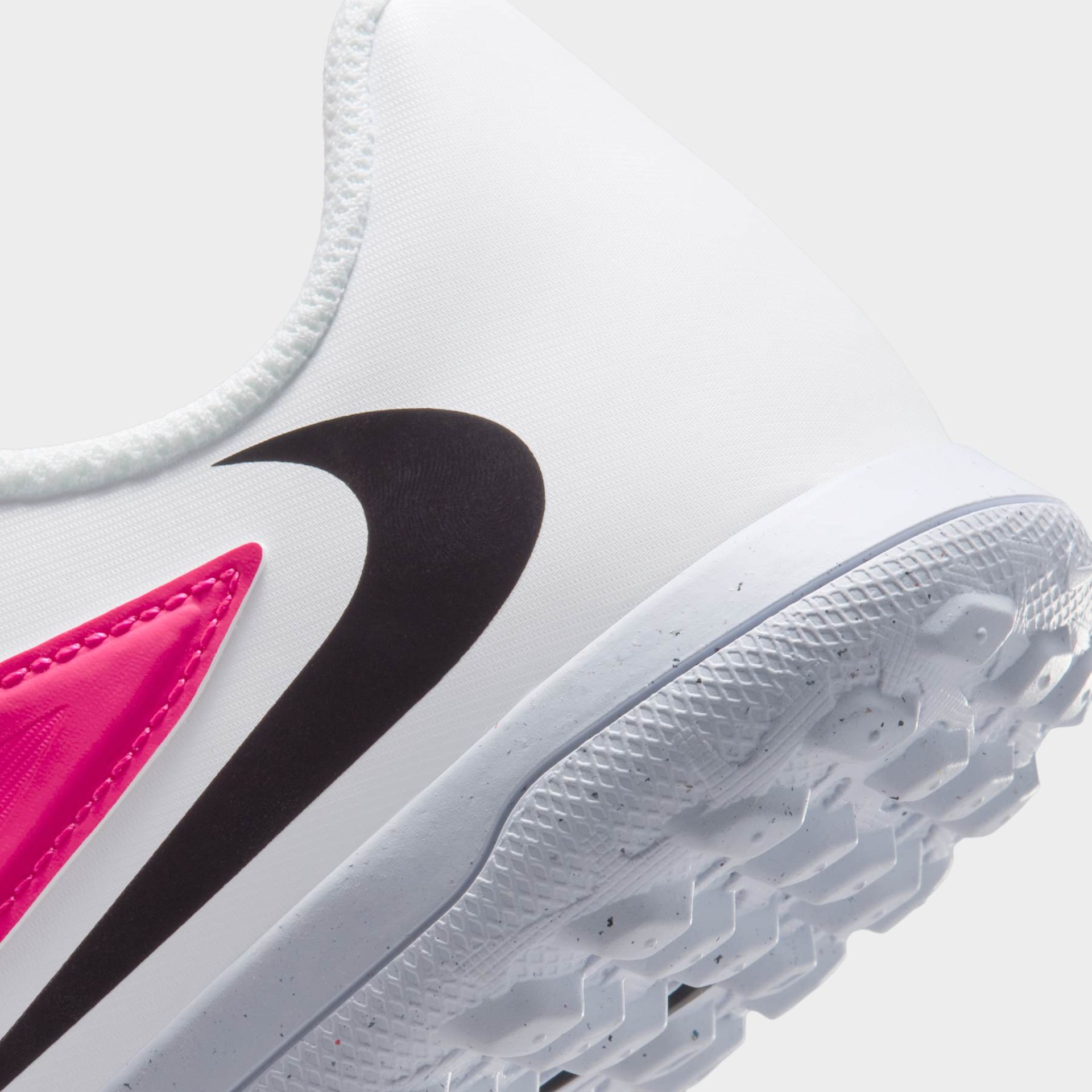 Chuteira Society Nike Phantom 6 Club Low Infantil - Foto 8