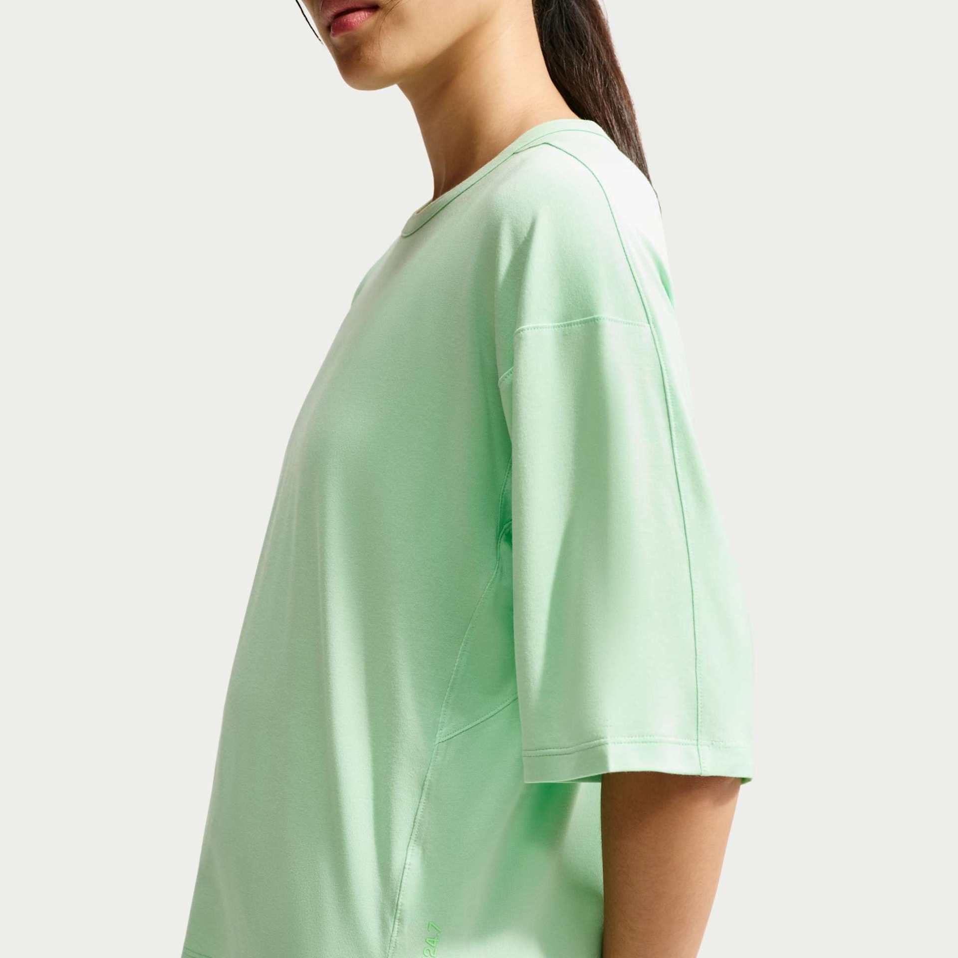 Camiseta Dri-FIT Nike 24.7 Feminina - Foto 3