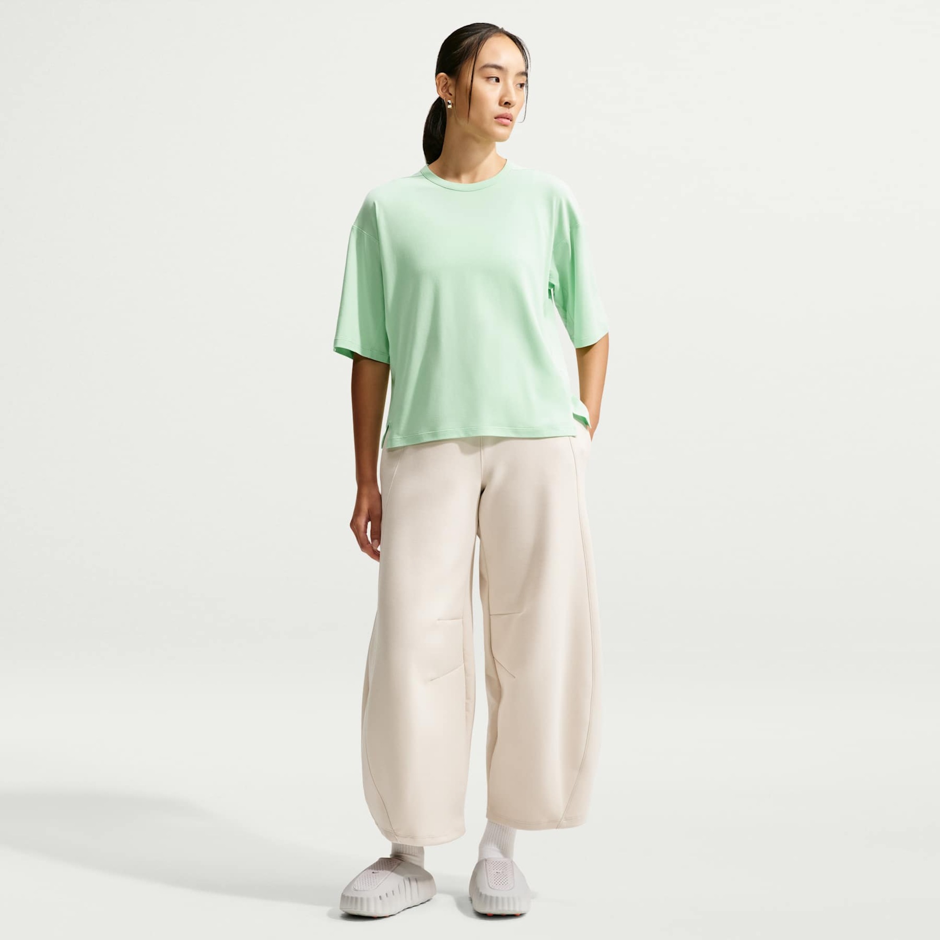 Camiseta Dri-FIT Nike 24.7 Feminina - Foto 4