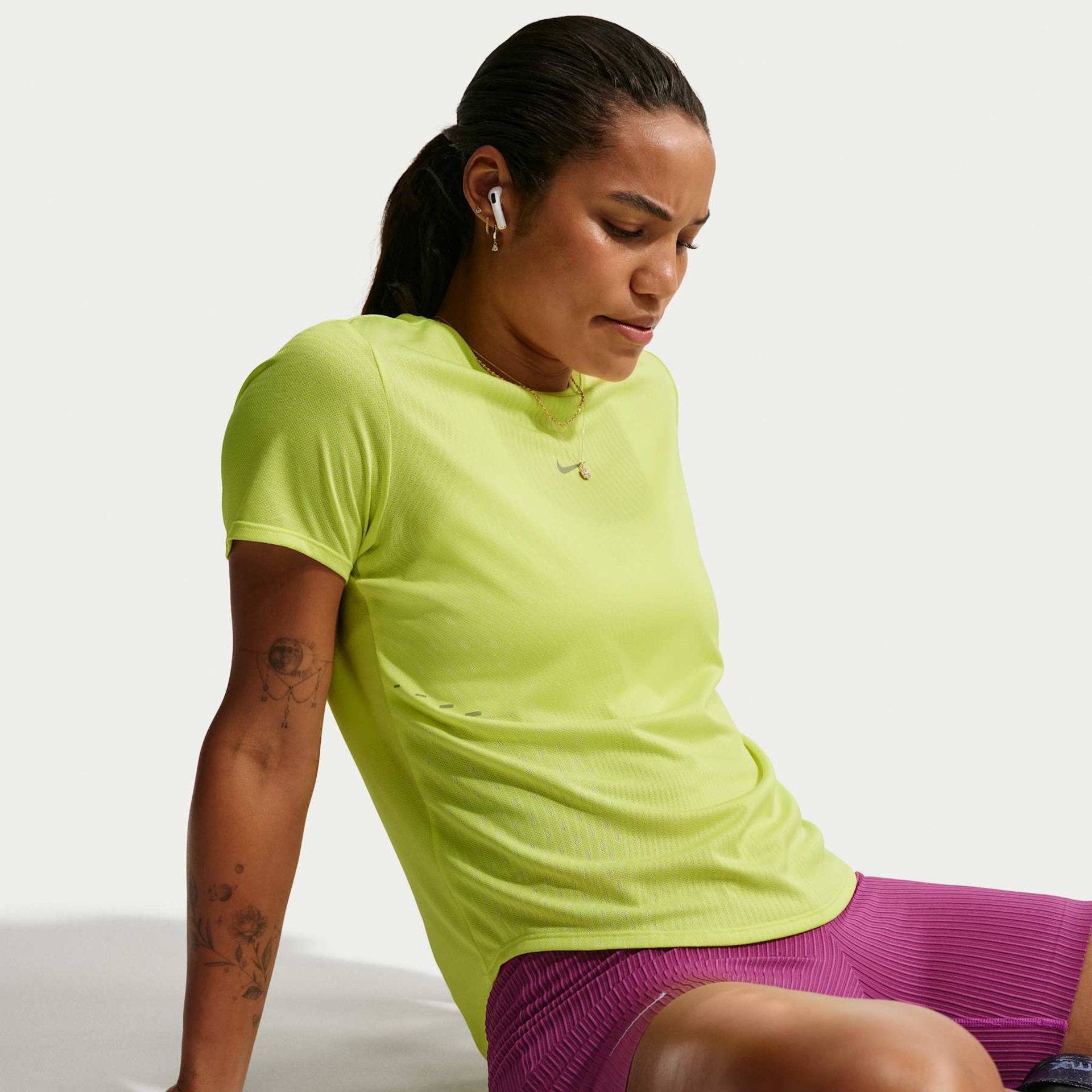 Camiseta Nike Aero-FIT Swift Feminina - Foto 1