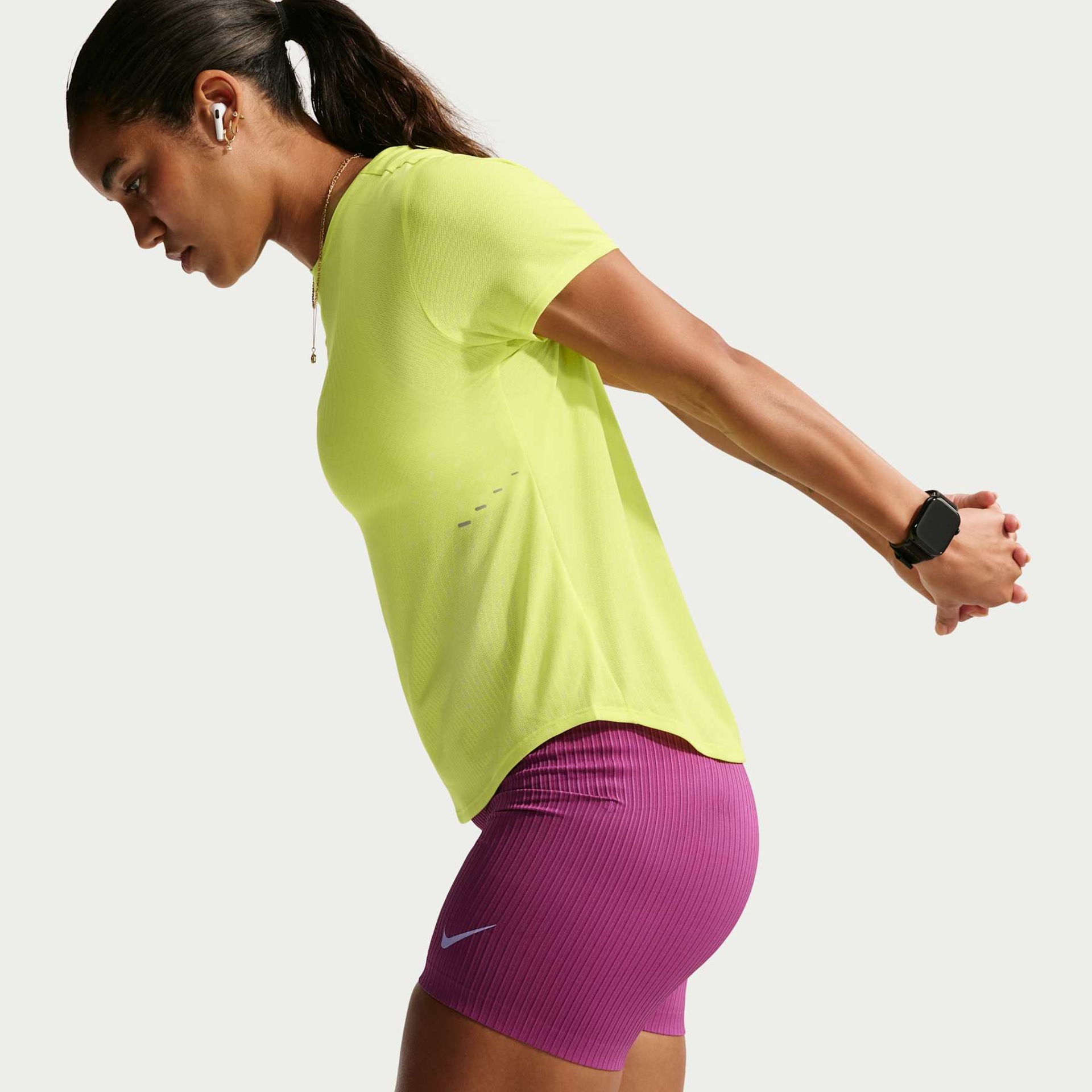 Camiseta Nike Aero-FIT Swift Feminina - Foto 3