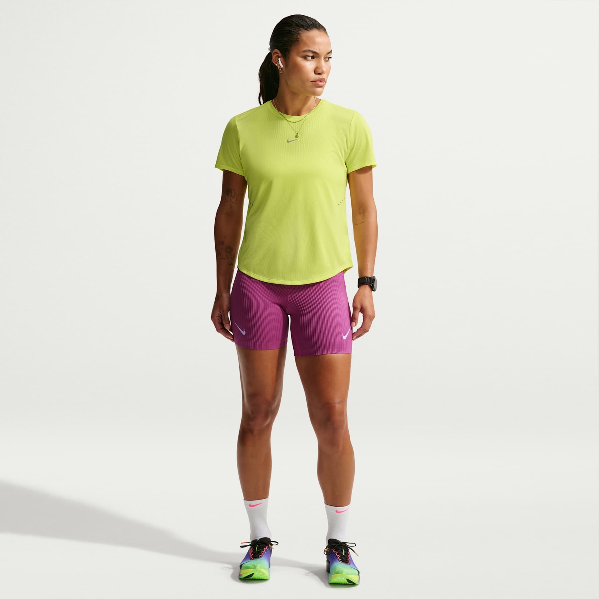 Camiseta Nike Aero-FIT Swift Feminina - Foto 4