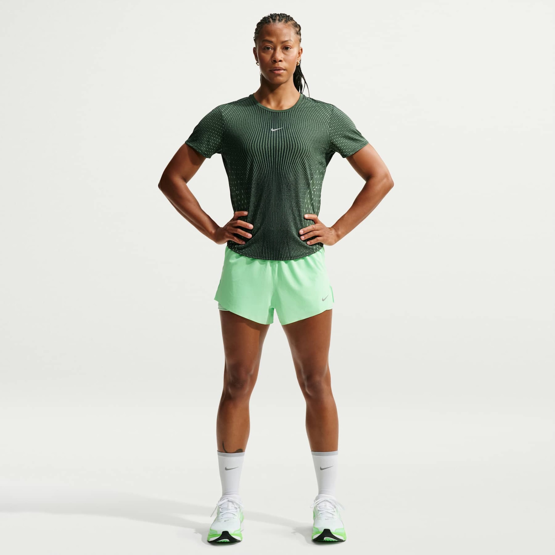Camiseta Nike Aero-FIT Swift Feminina - Foto 4