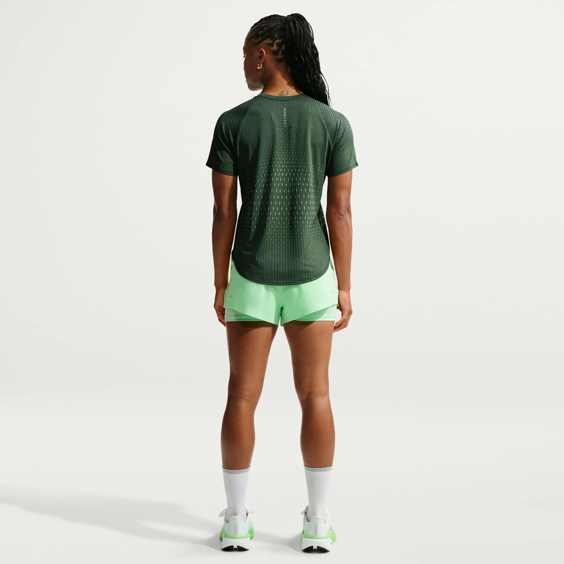 Camiseta Nike Aero-FIT Swift Feminina - Foto 5
