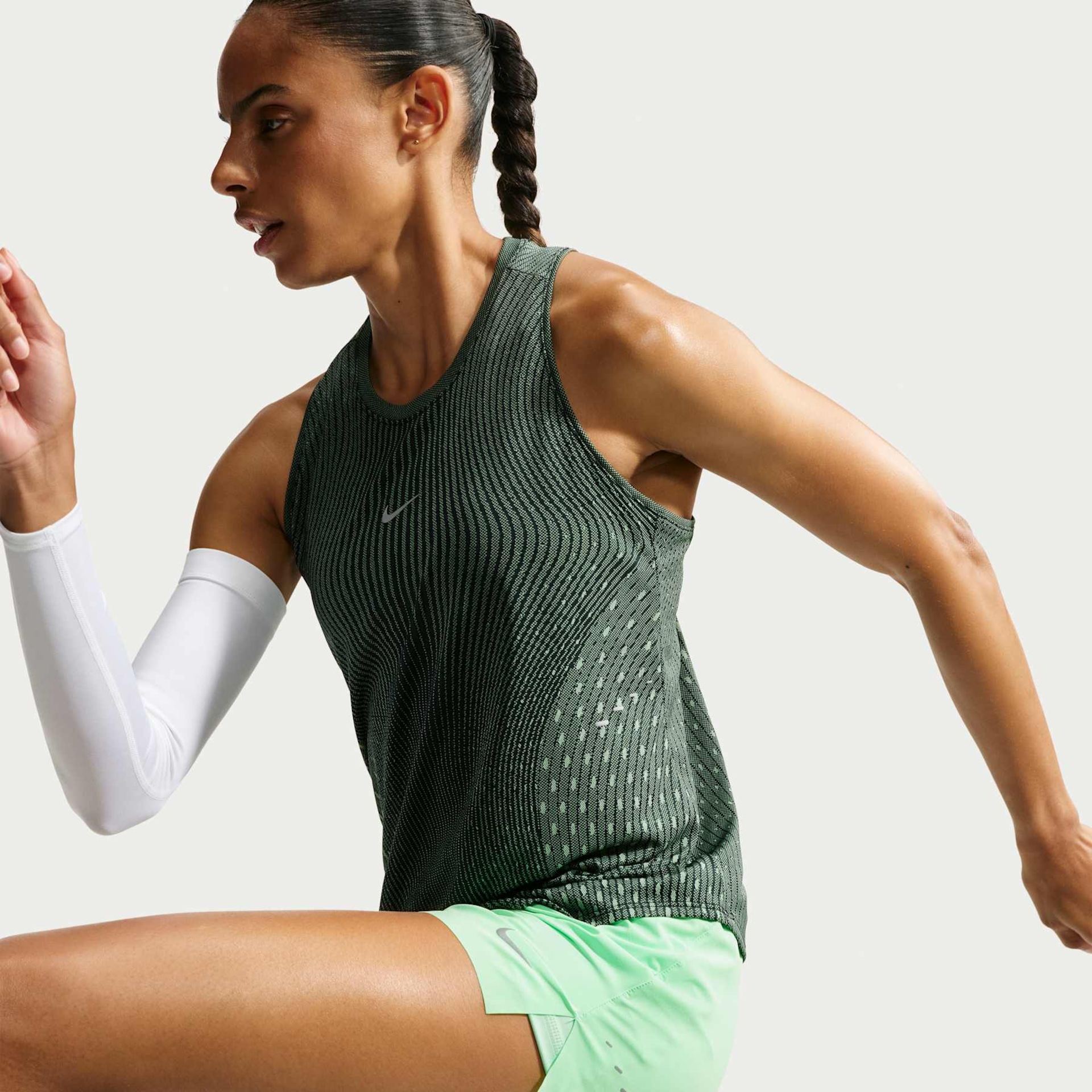 Regata Nike Aero-FIT Swift Feminina - Foto 4