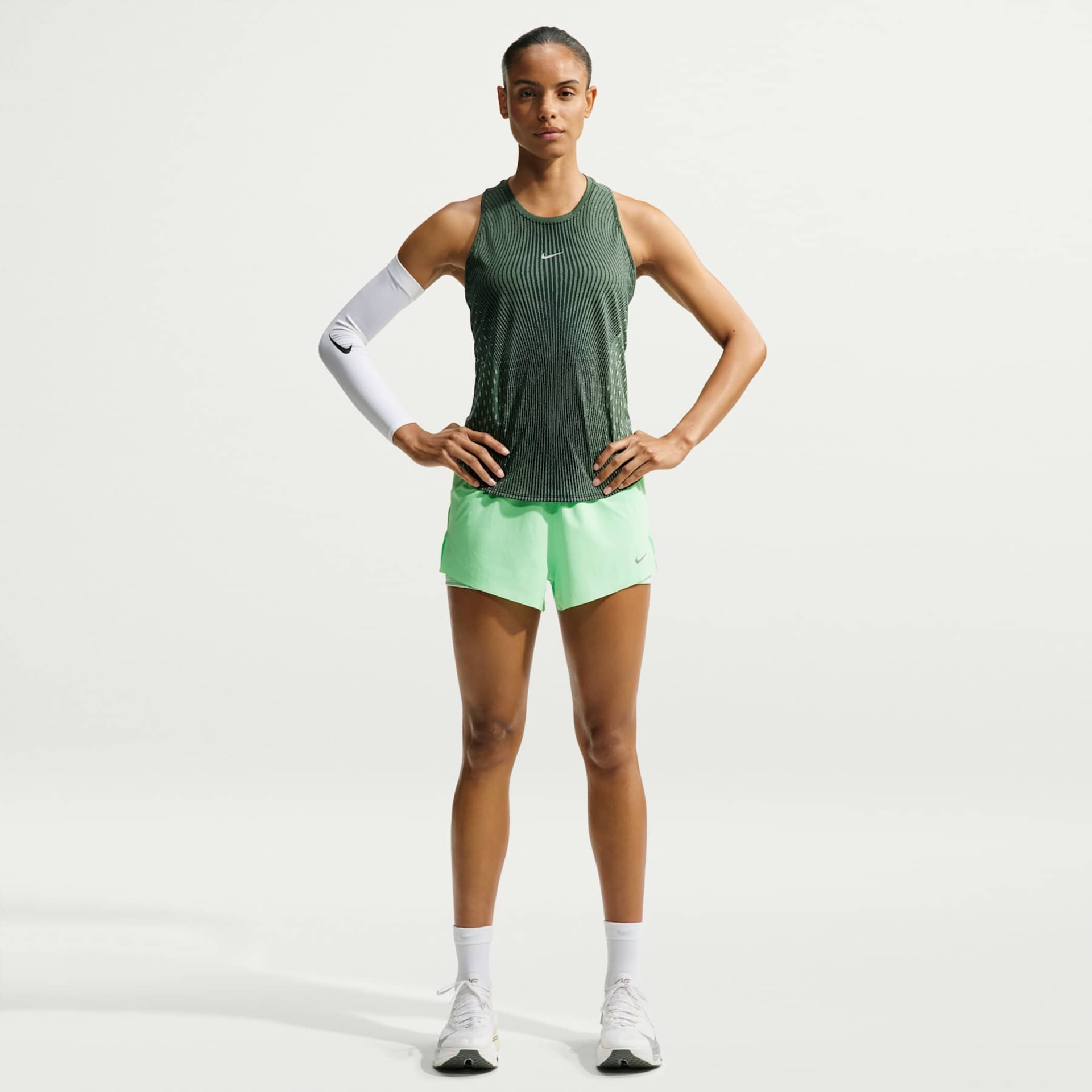 Regata Nike Aero-FIT Swift Feminina - Foto 1