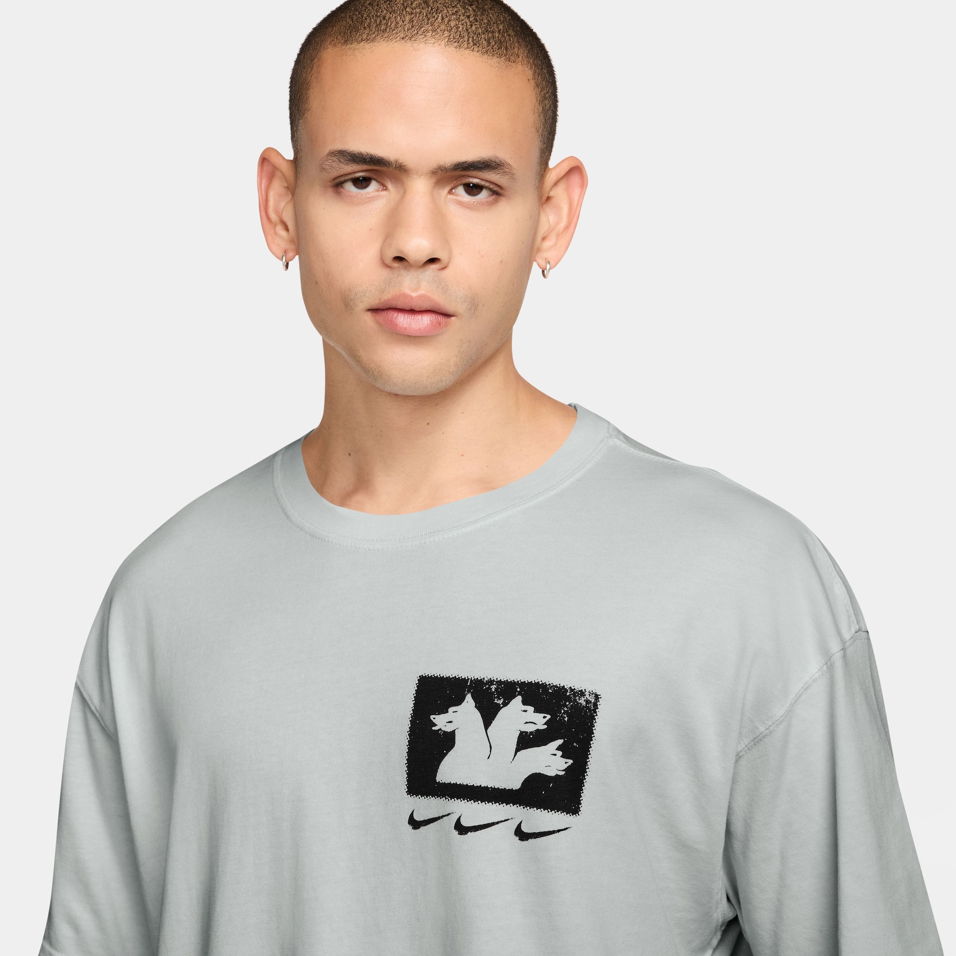 Camiseta Nike Sportswear Triple Threat Unissex - Foto 2