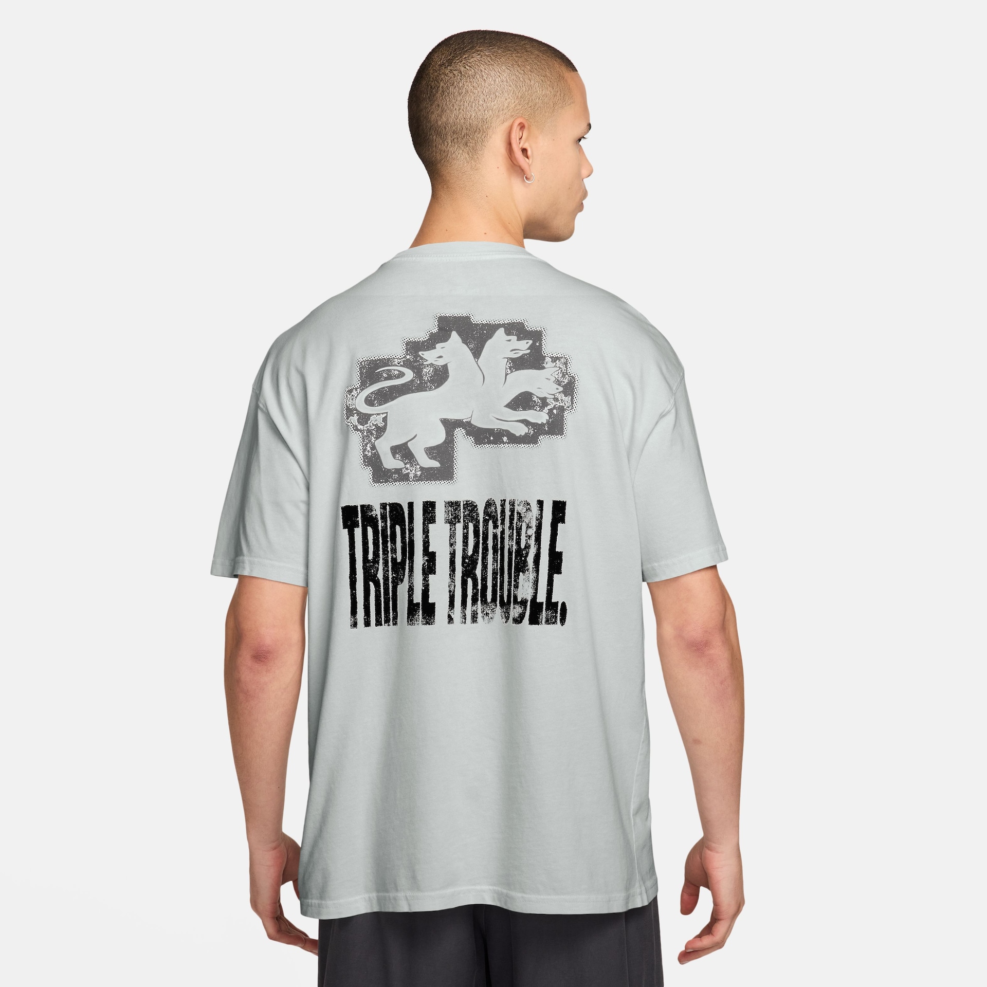Camiseta Nike Sportswear Triple Threat Unissex - Foto 3