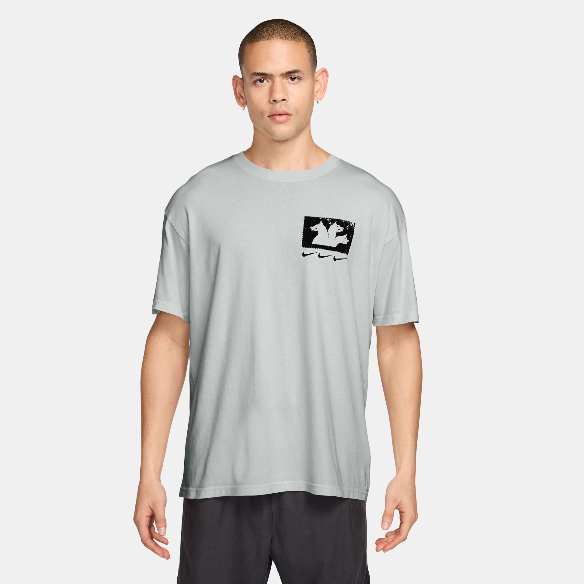 Camiseta Nike Sportswear Triple Threat Unissex - Foto 1