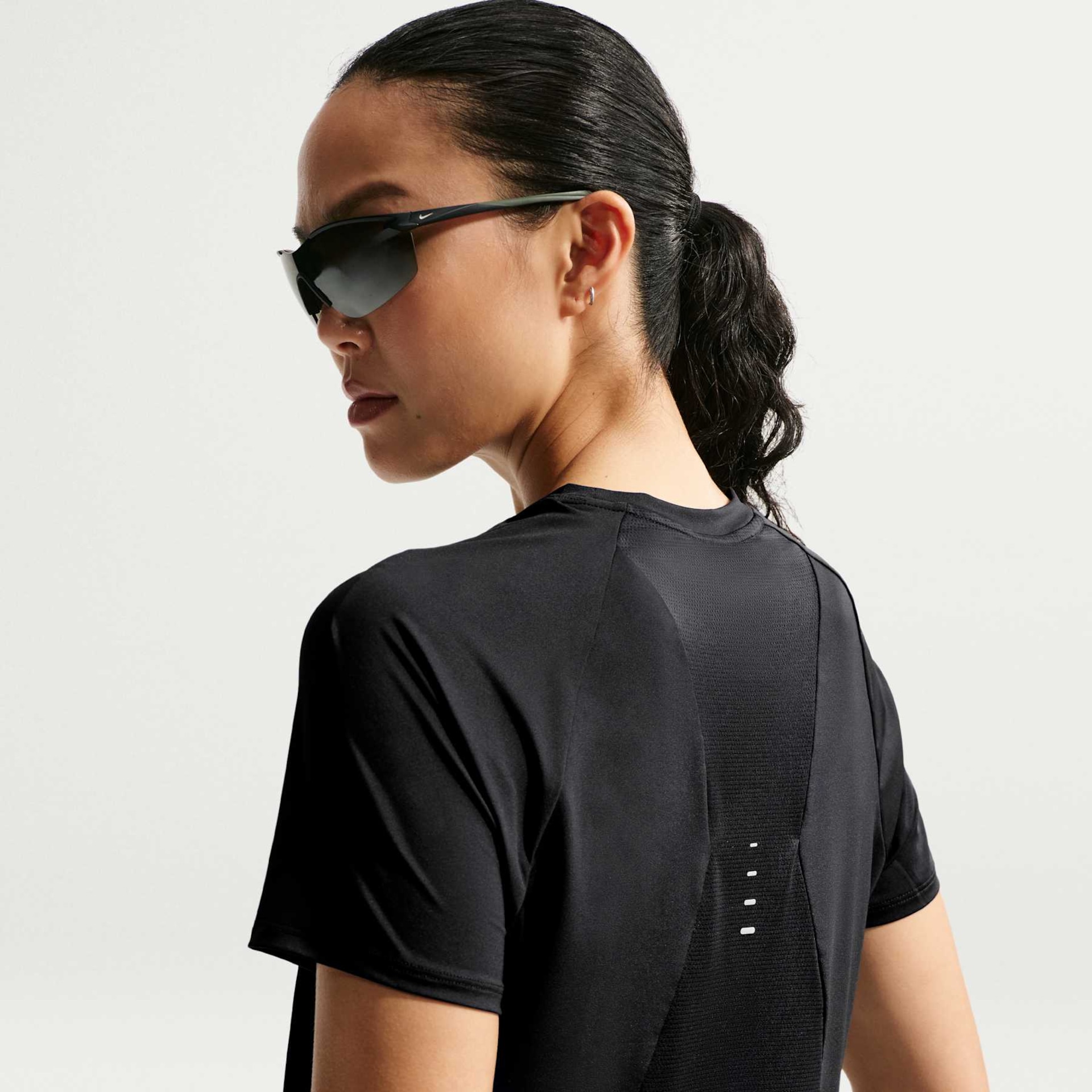Camiseta Dri-FIT Nike Swift Feminina - Foto 2
