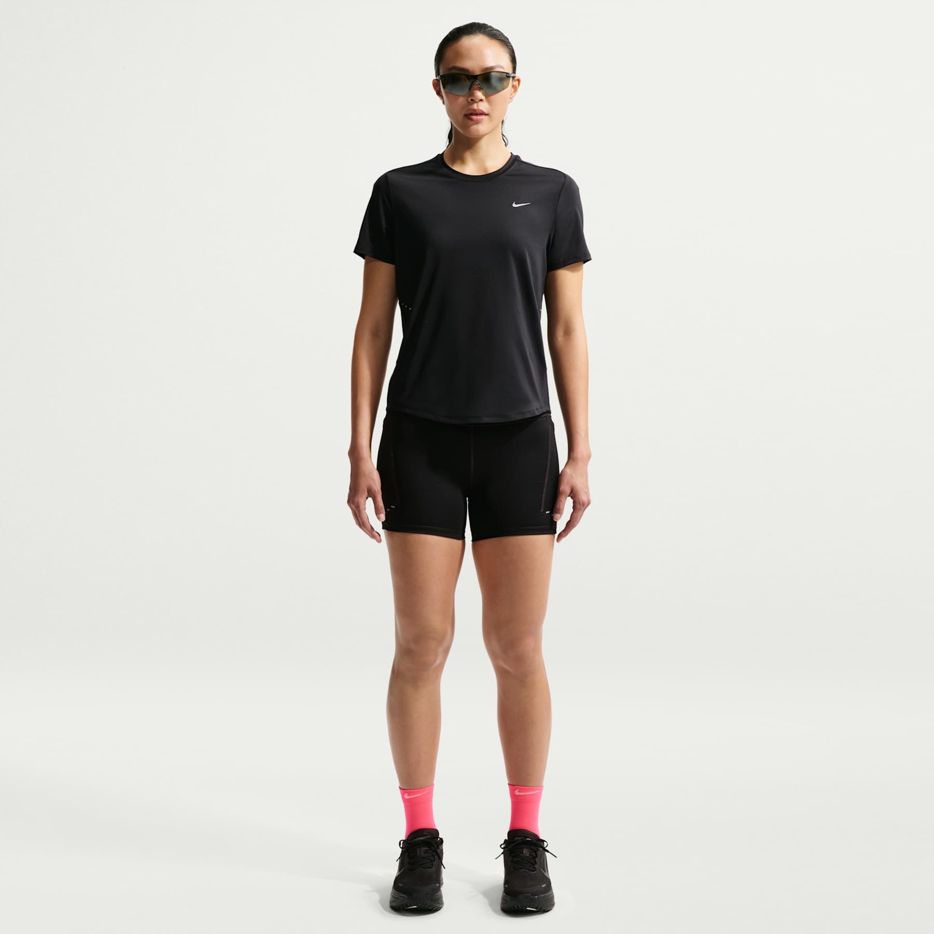Camiseta Dri-FIT Nike Swift Feminina - Foto 4