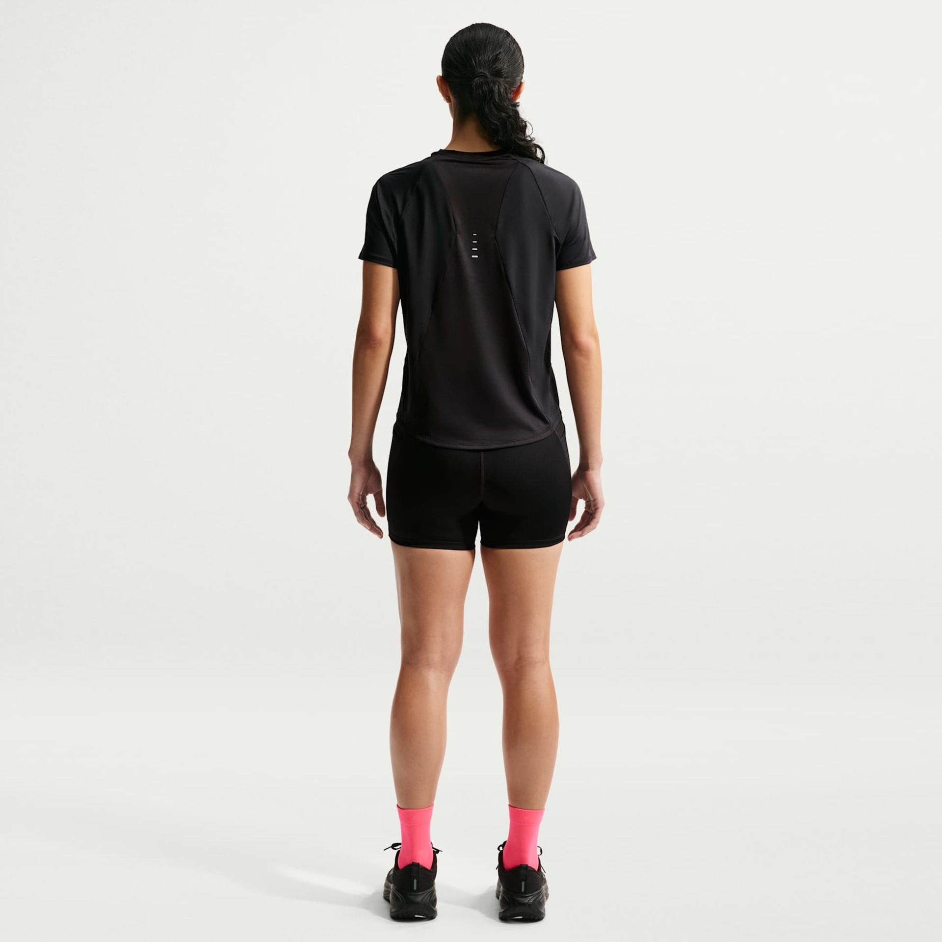 Camiseta Dri-FIT Nike Swift Feminina - Foto 5