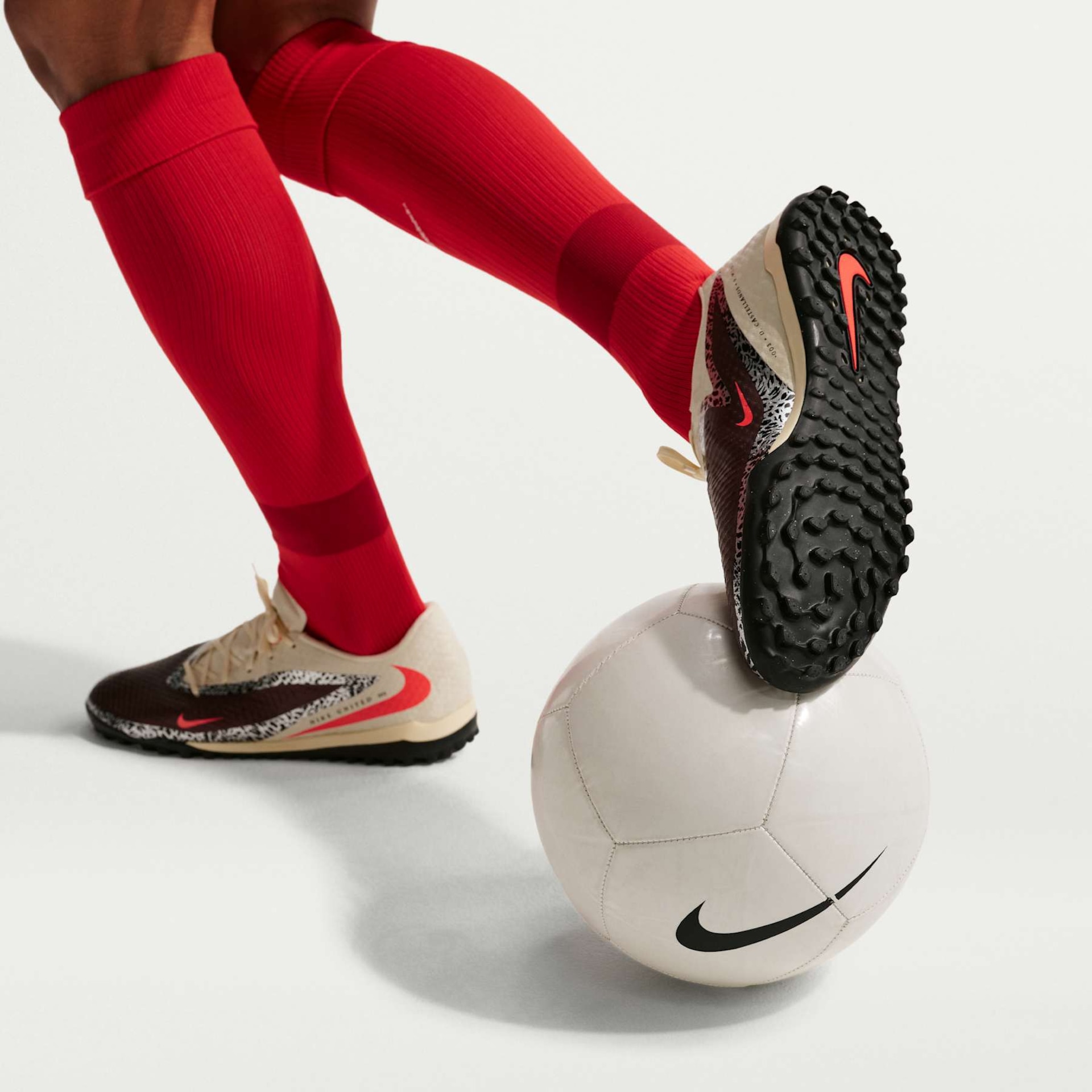 Chuteira Society Nike Phantom 6 Academy Low - Foto 9