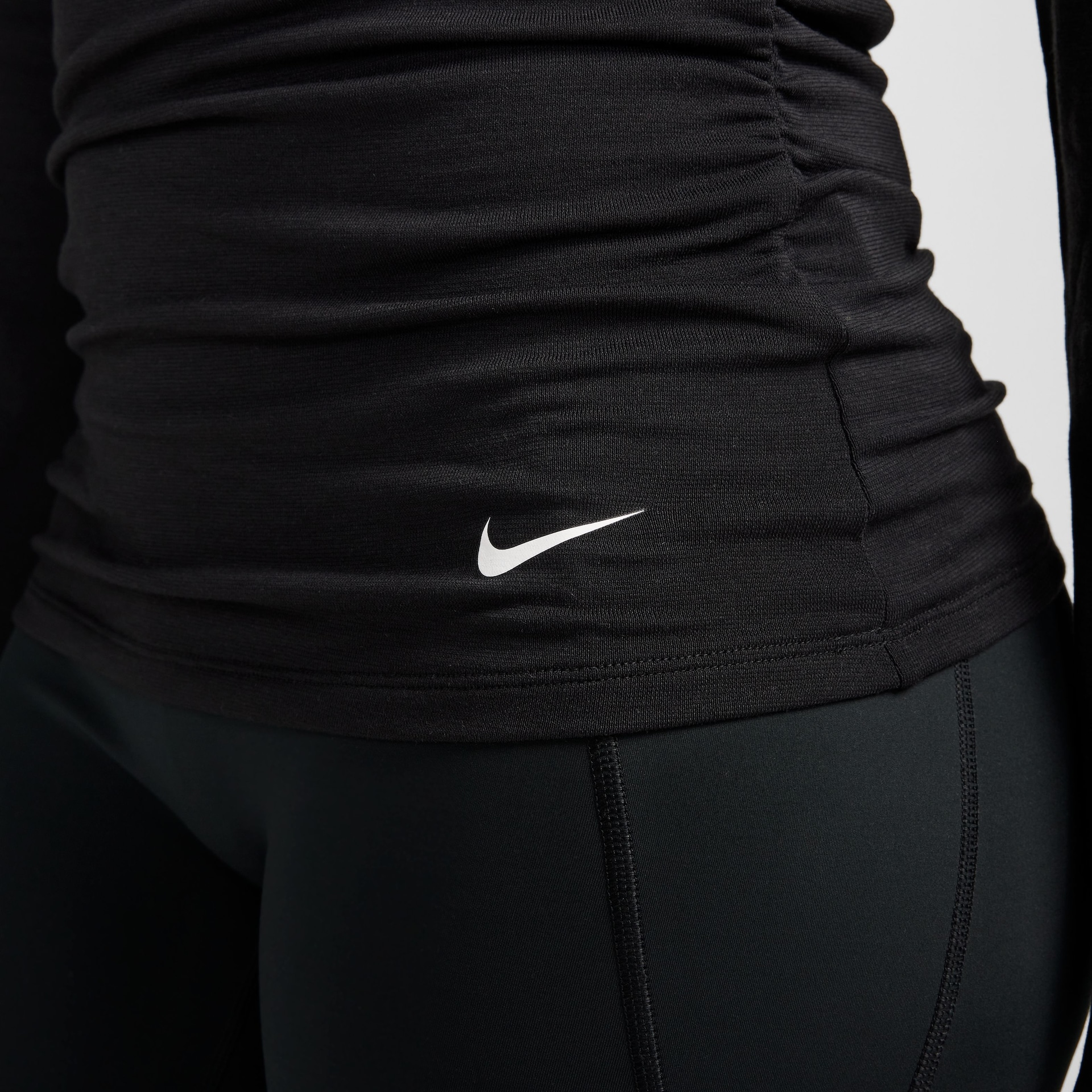 Camiseta Dri-FIT Manga Longa Nike One Relaxed Feminina - Foto 3