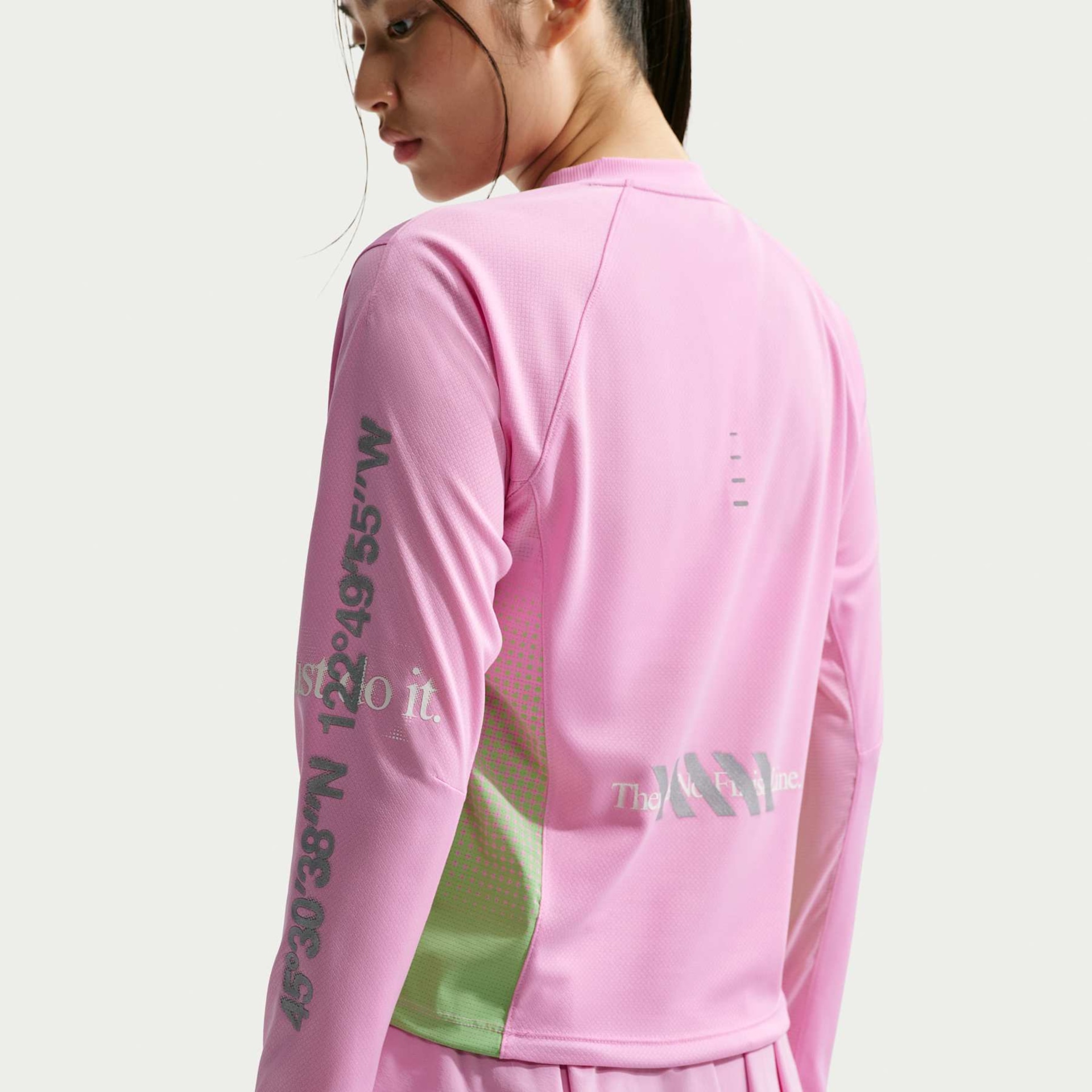 Camiseta Nike Manga Longa  Swift Jersey Feminina - Foto 2