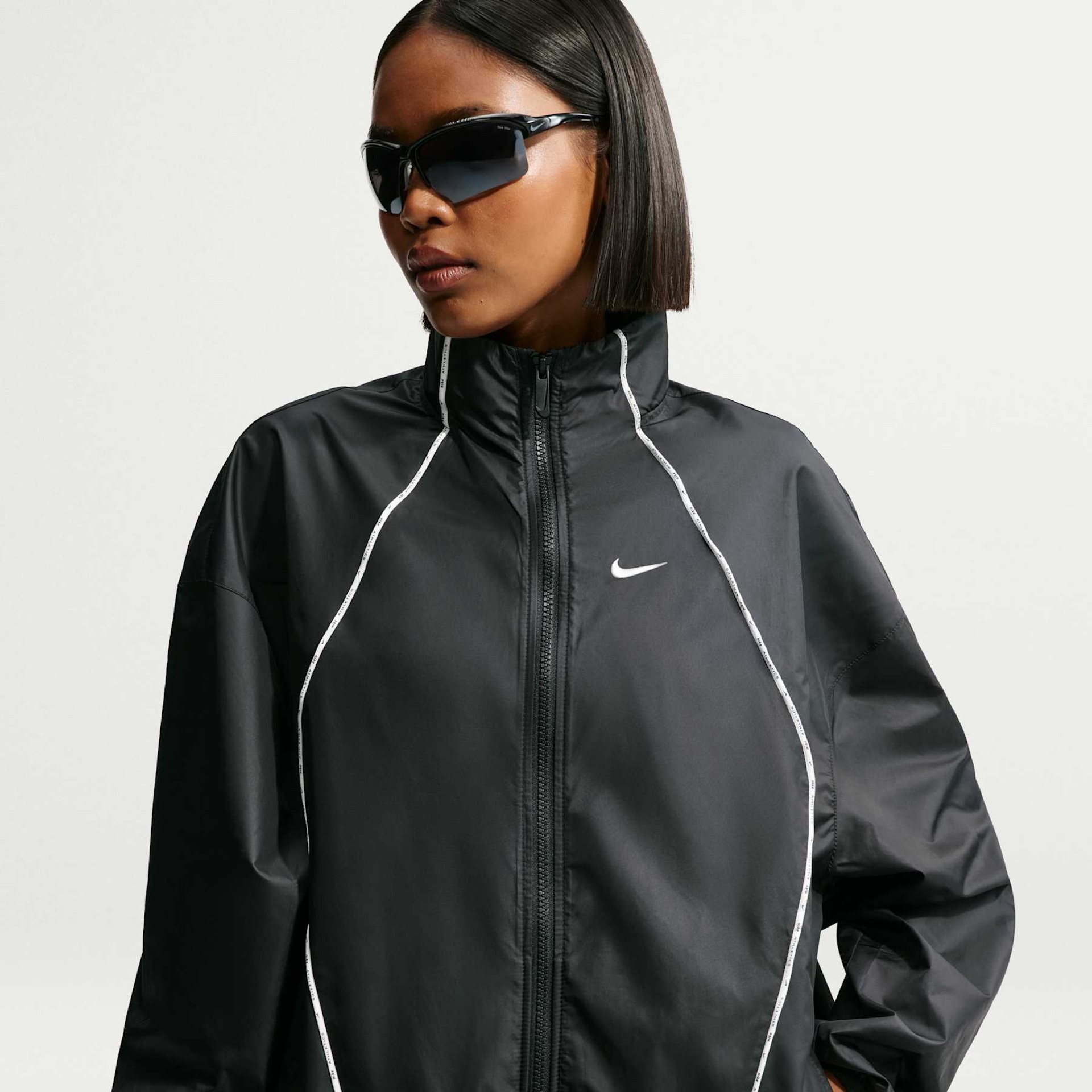 Imagem principal de Jaqueta Nike Athletics Water-Repellent Feminina
