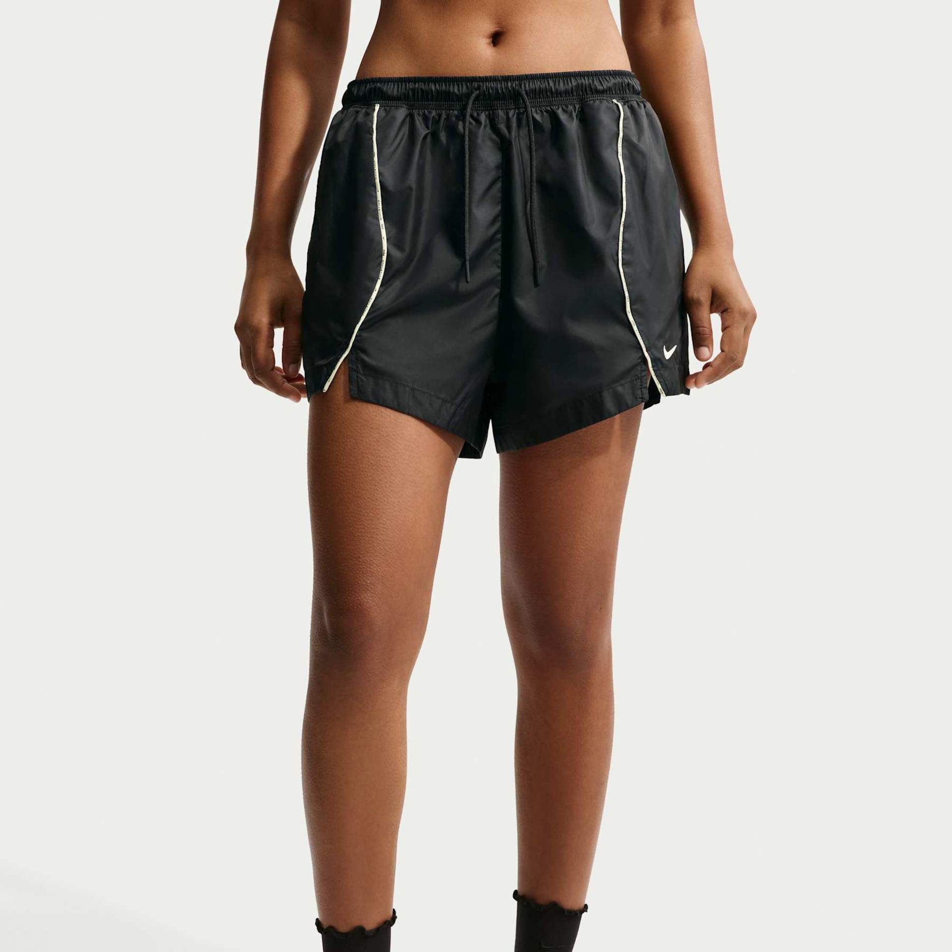 Shorts Nike Athletics Woven Feminino - Foto 2