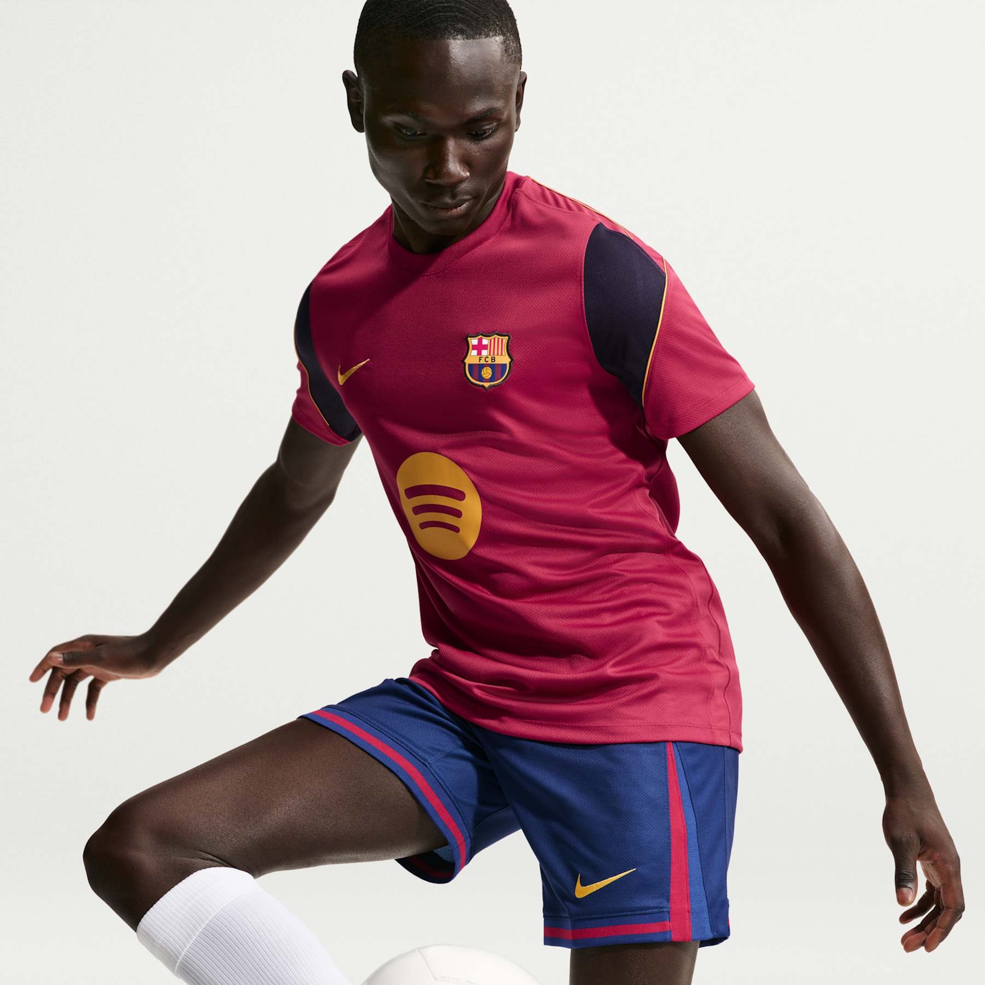 Camiseta Barcelona Nike Strike Masculina - Foto 2