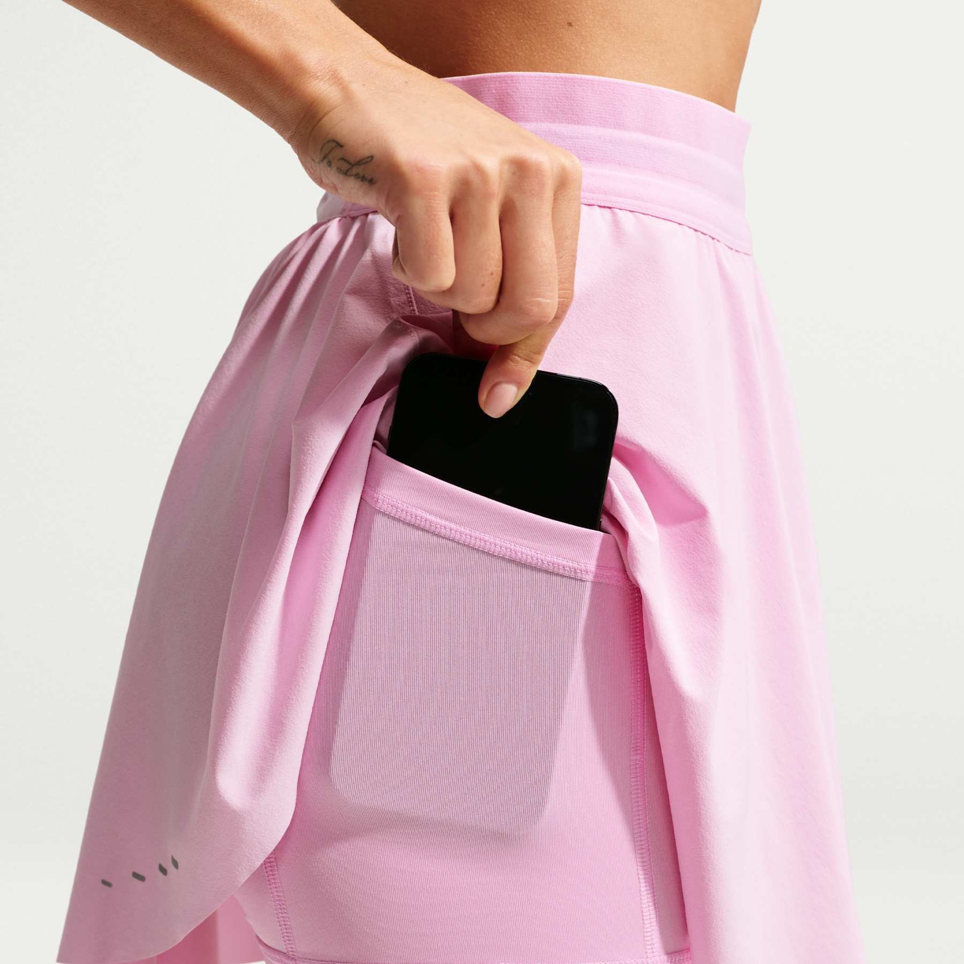 Shorts Saia Nike Swift NV Feminina - Foto 6