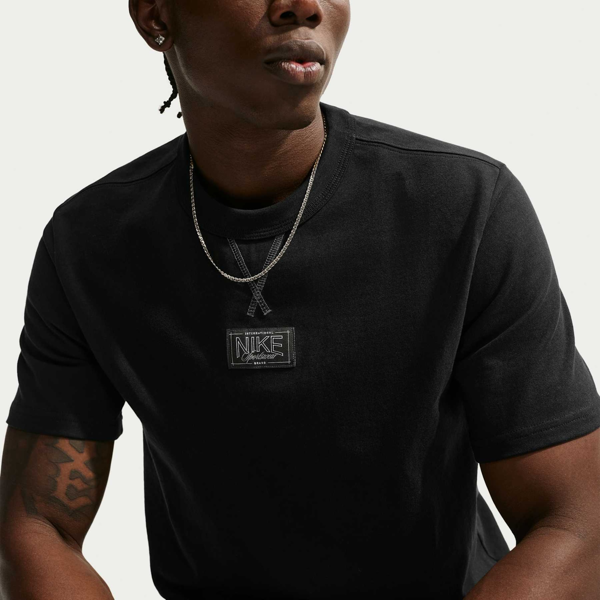 Camiseta Nike Sportswear Tailored Patch Unissex - Foto 3
