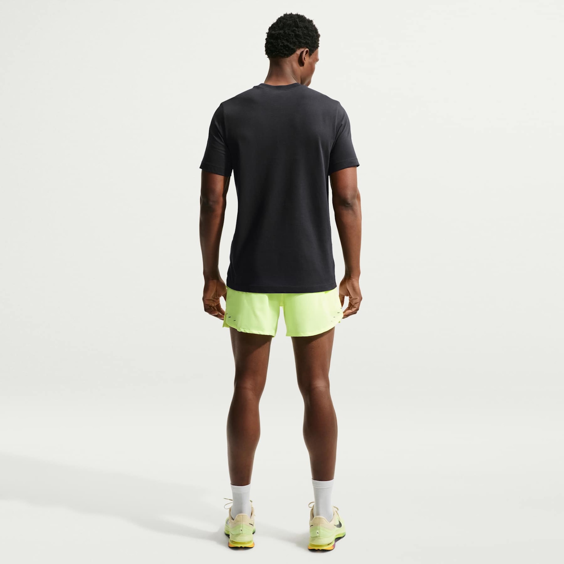Camiseta Dri-FIT Nike Run DNA Masculina - Foto 5