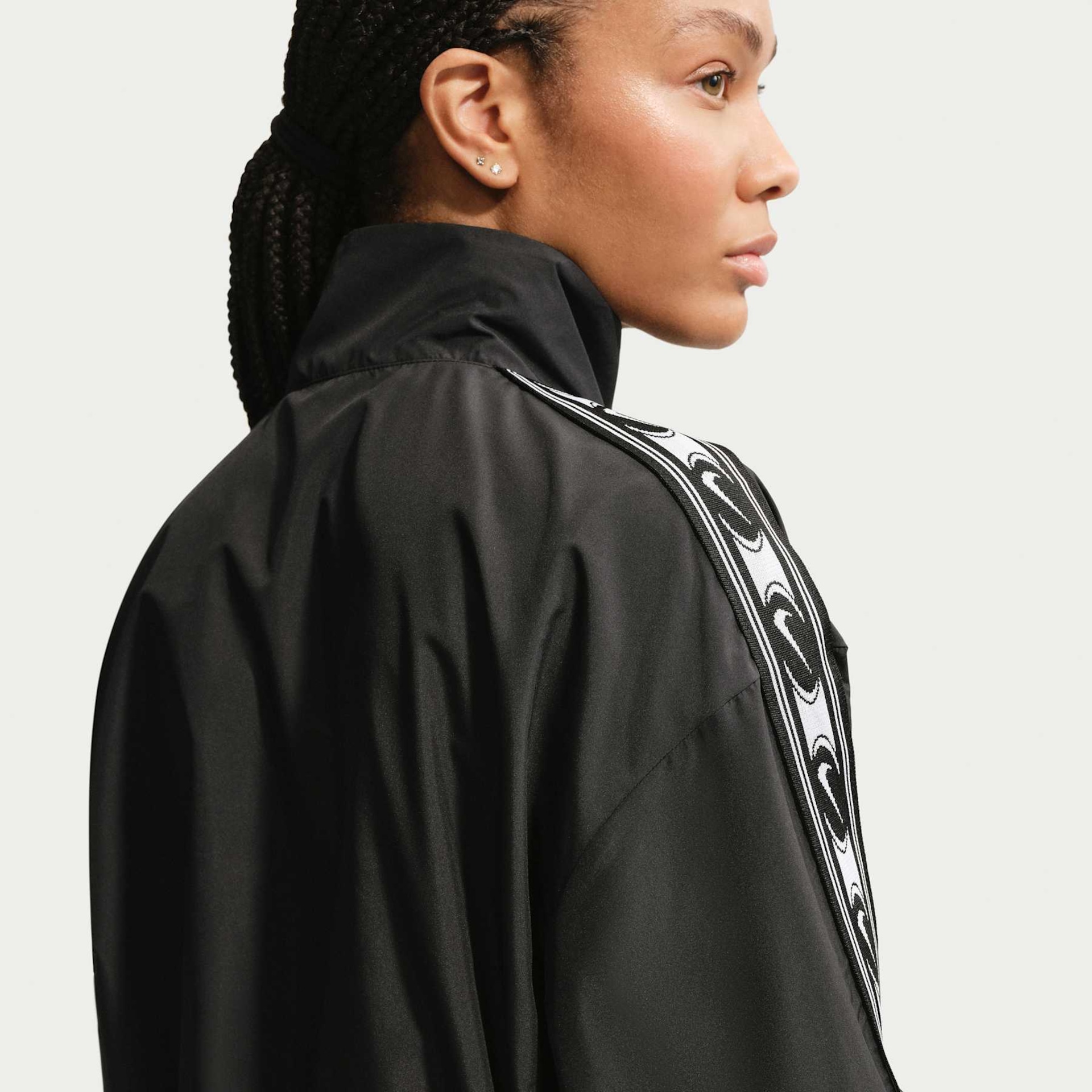 Jaqueta Nike Sportswear Classic Woven Feminina - Foto 2